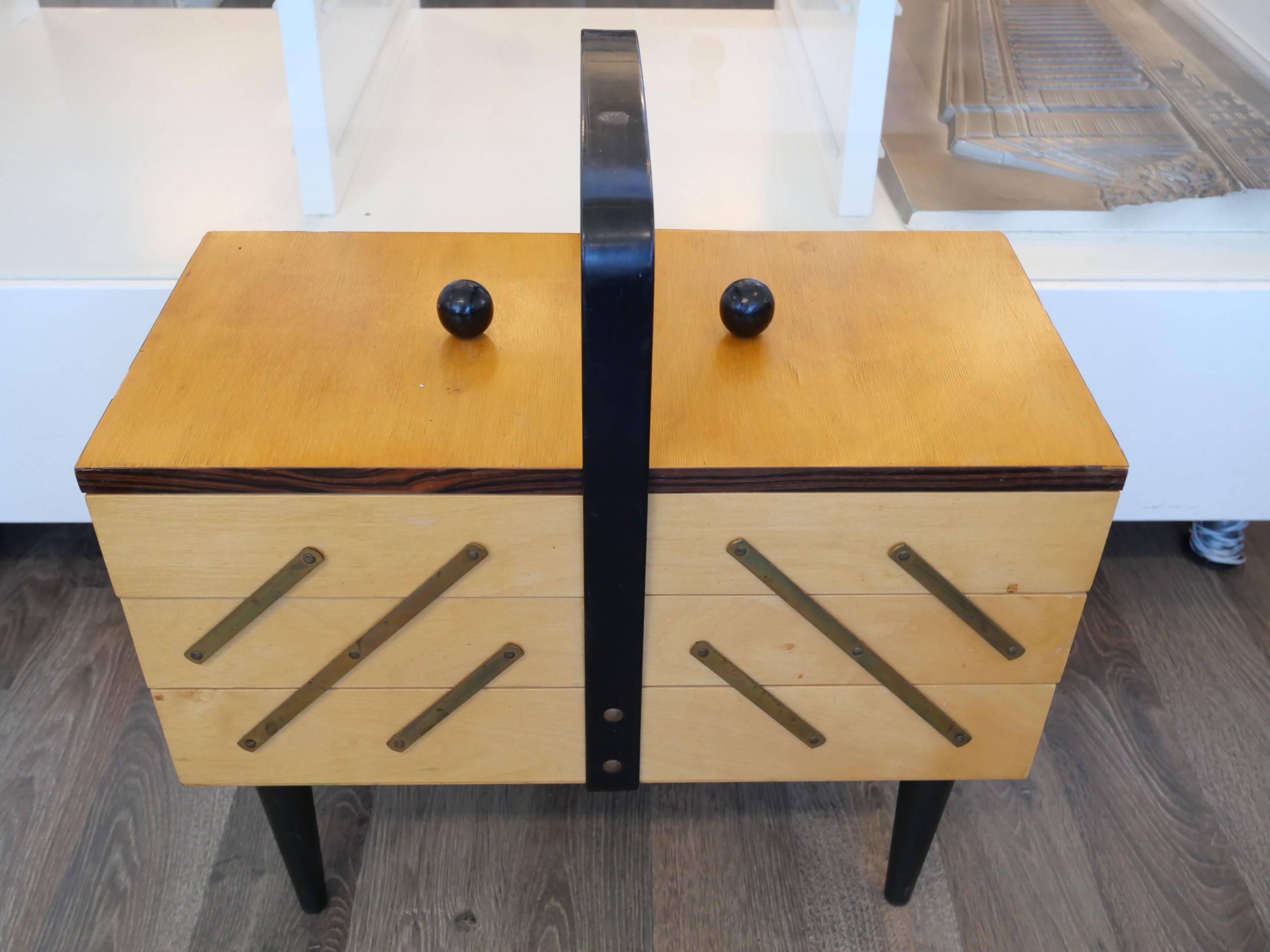 Ompelutarvikelaatikko - Huutokauppa Ekman