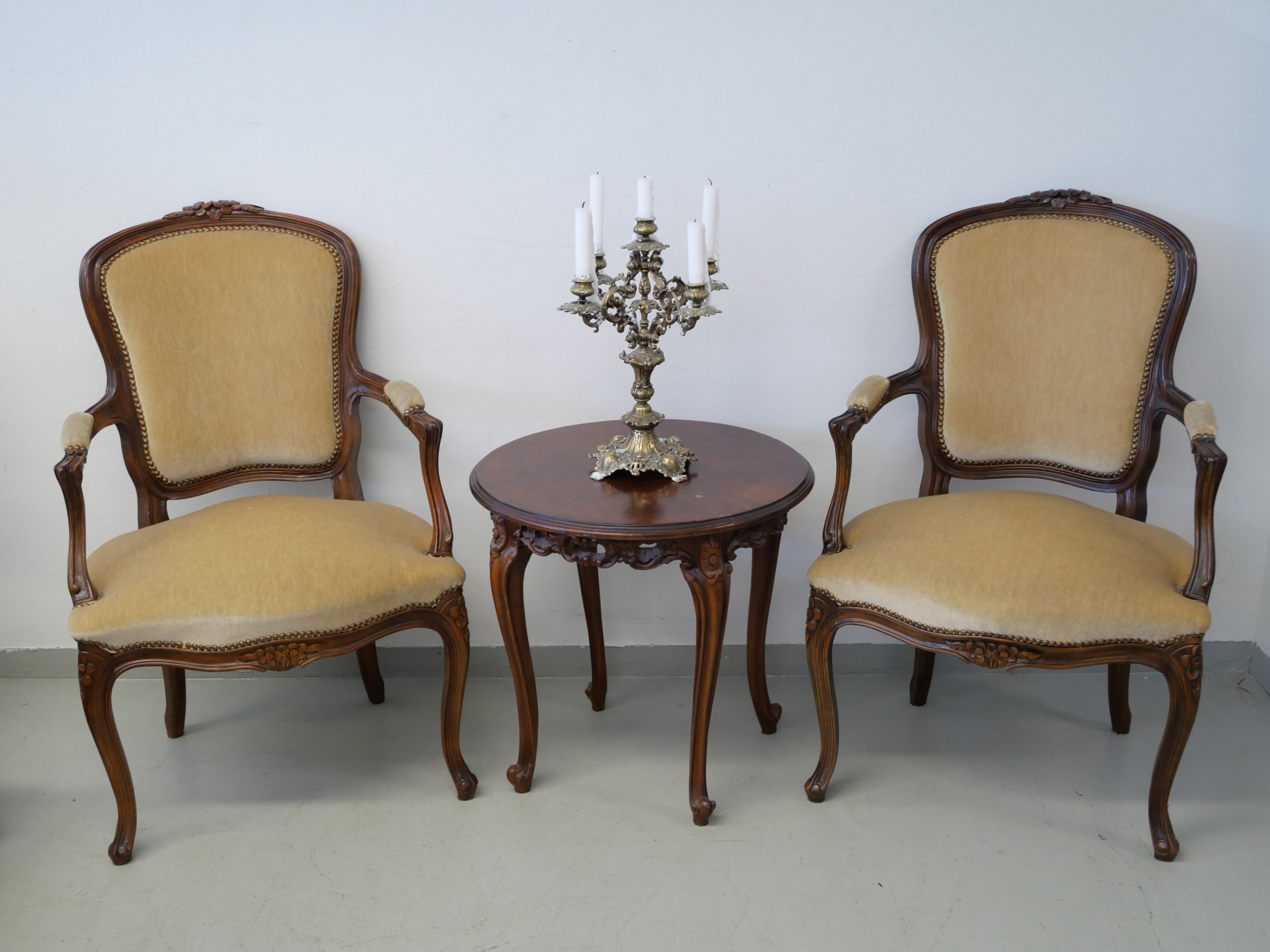 Pöytä, tuolit ja kynttelikkö - Huutokauppa Ekman