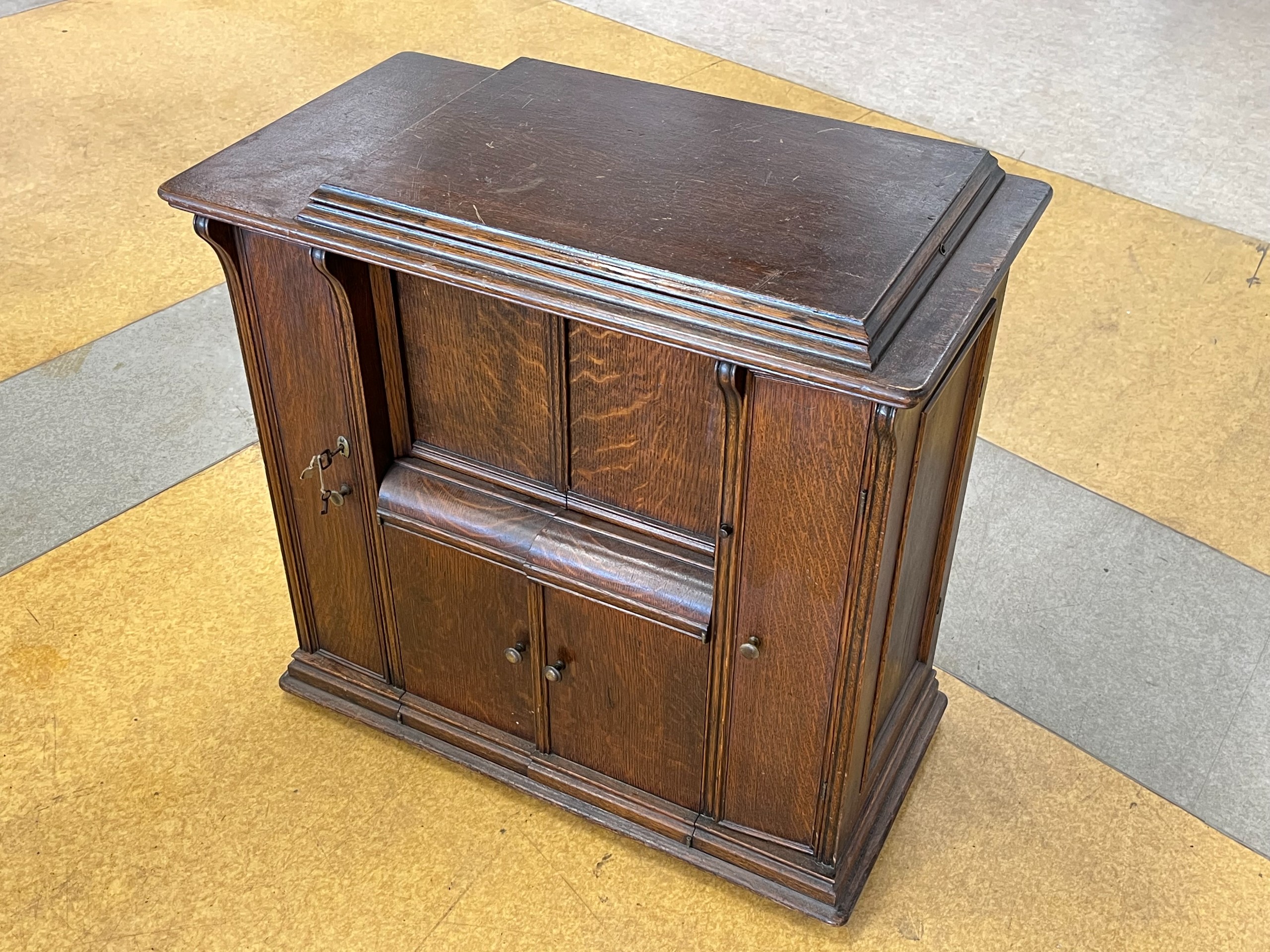 Ompelupöytä - Huutokauppa Ekman