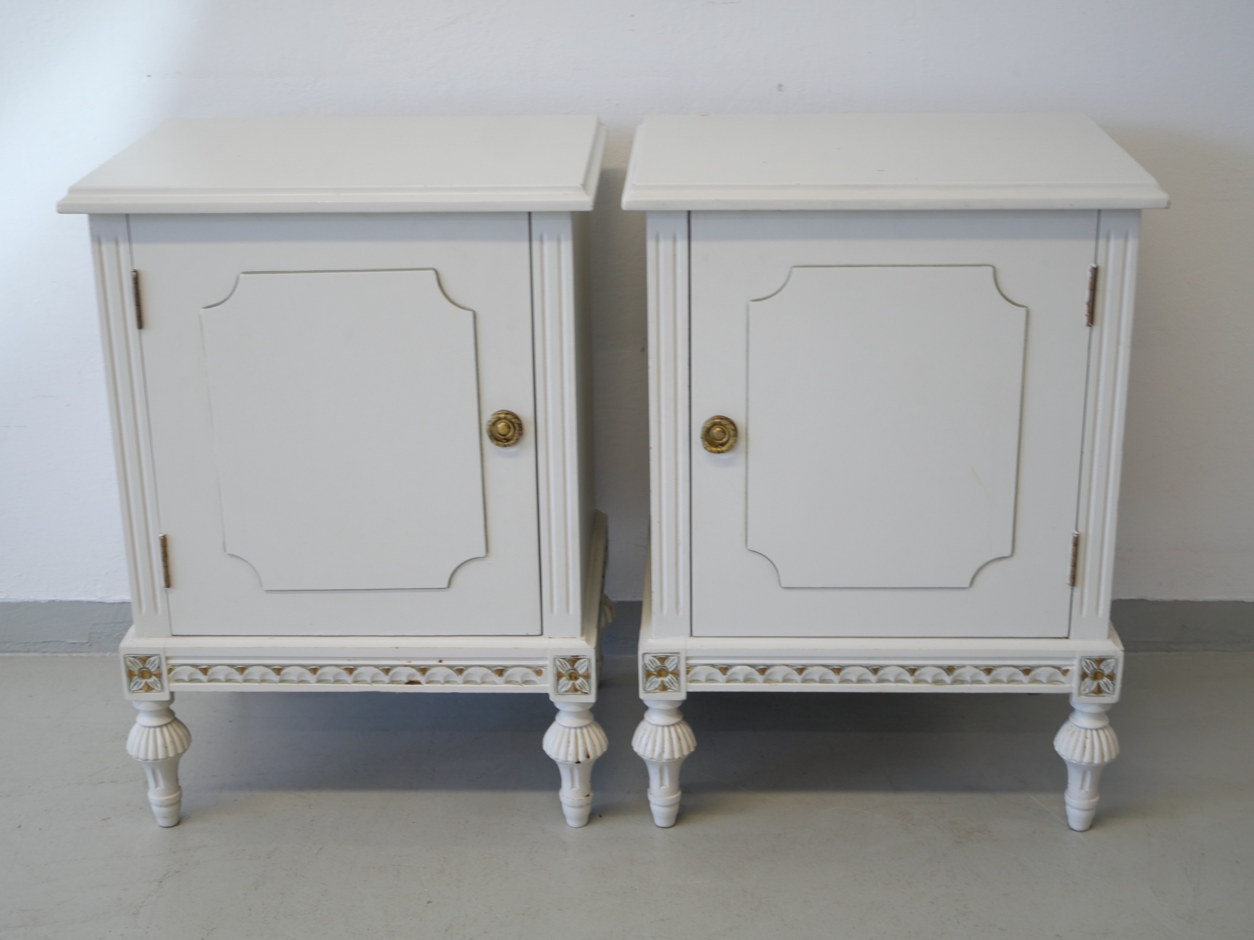 *Kustavilaistyyliset yöpöydät - Huutokauppa Ekman