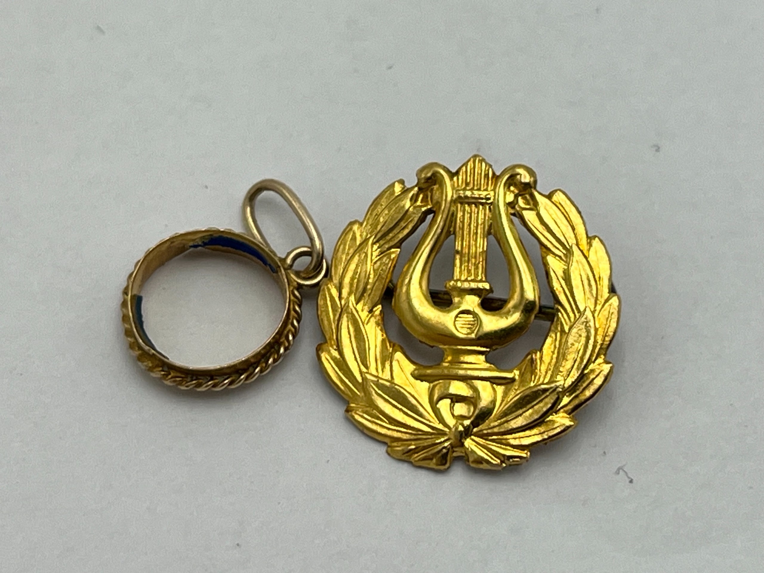 Kultainen lyyra, koru - Huutokauppa Ekman