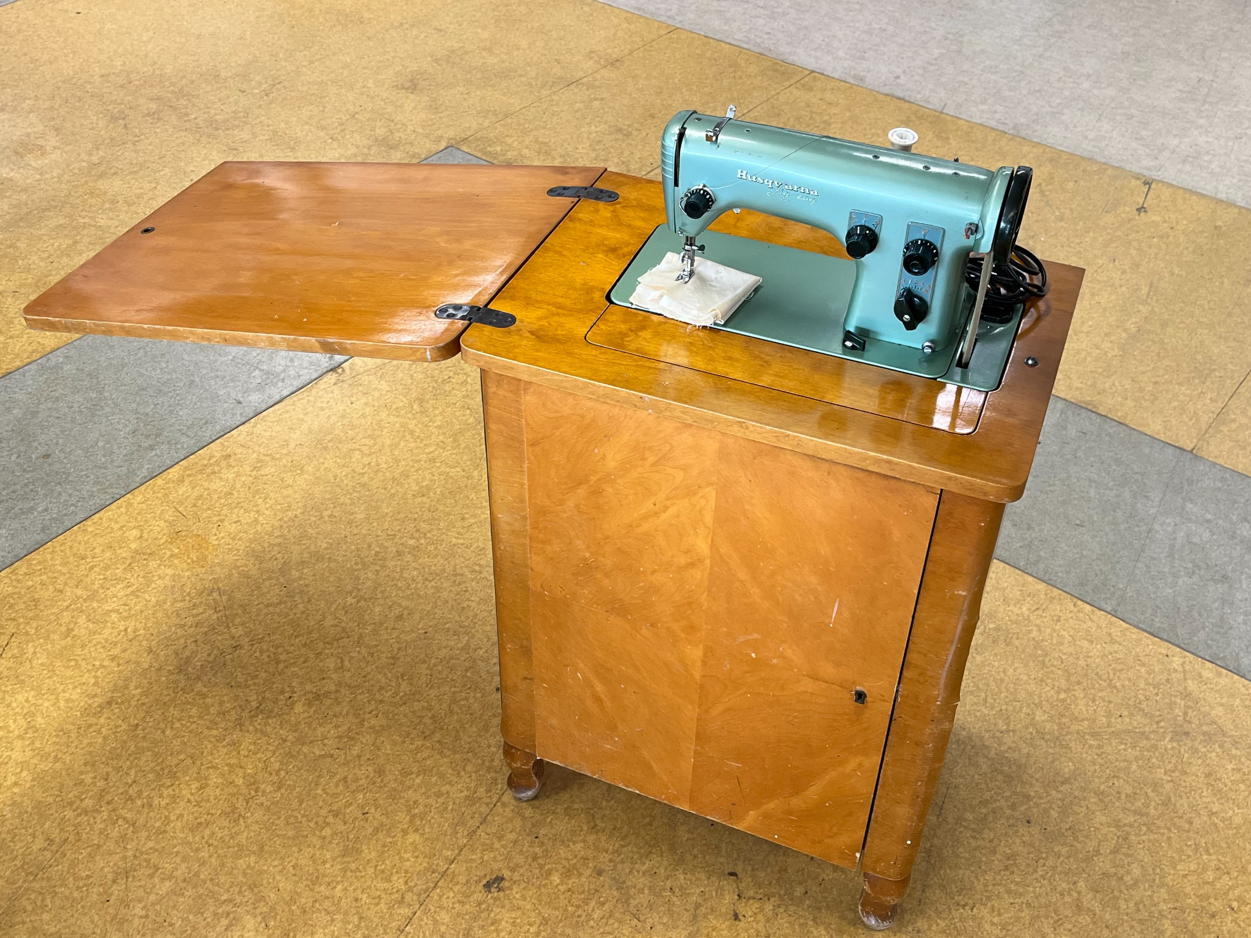 Husqvarna ompelupöytä - Huutokauppa Ekman