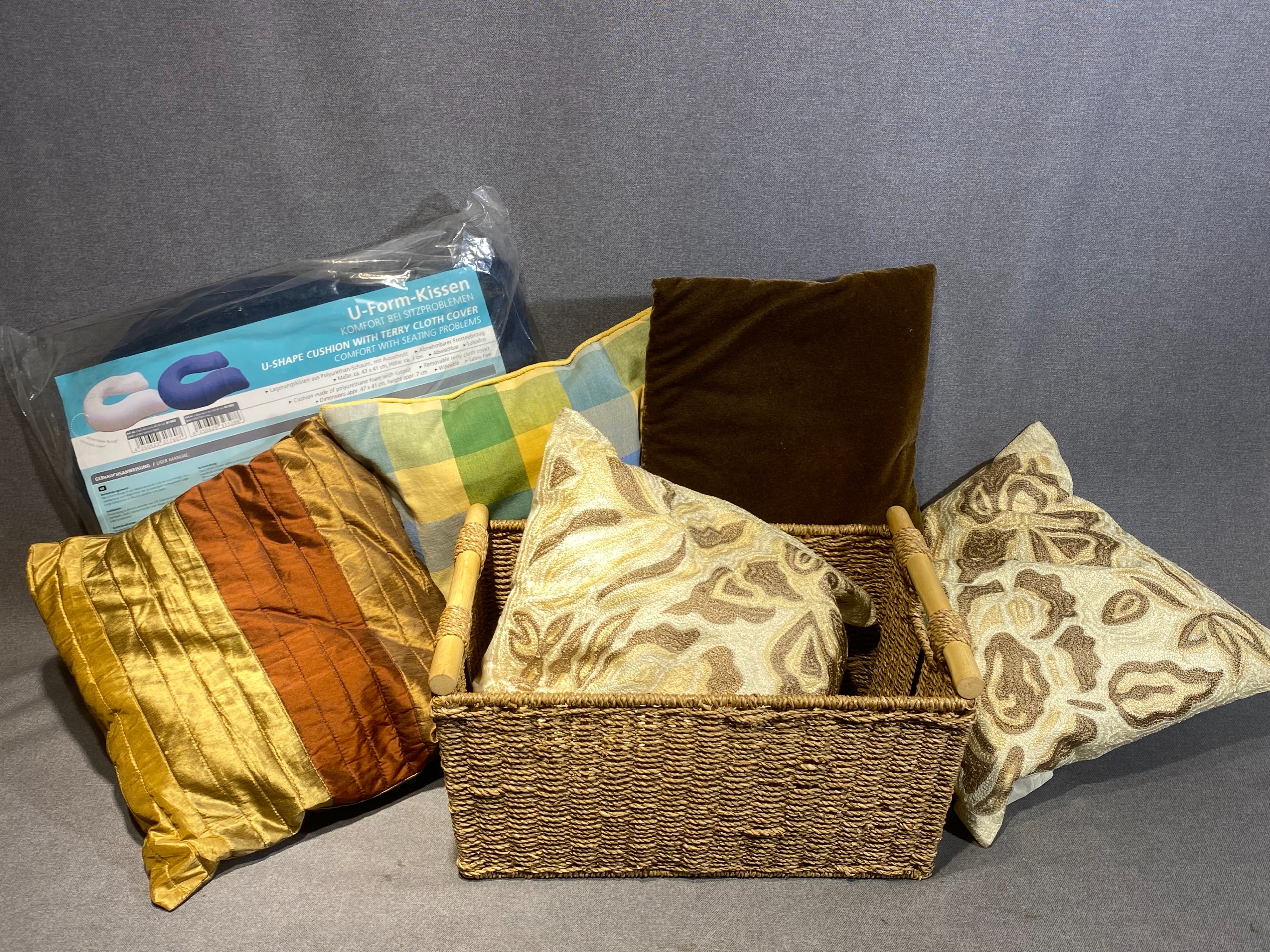 Sisustustyynyt ym. - Huutokauppa Ekman