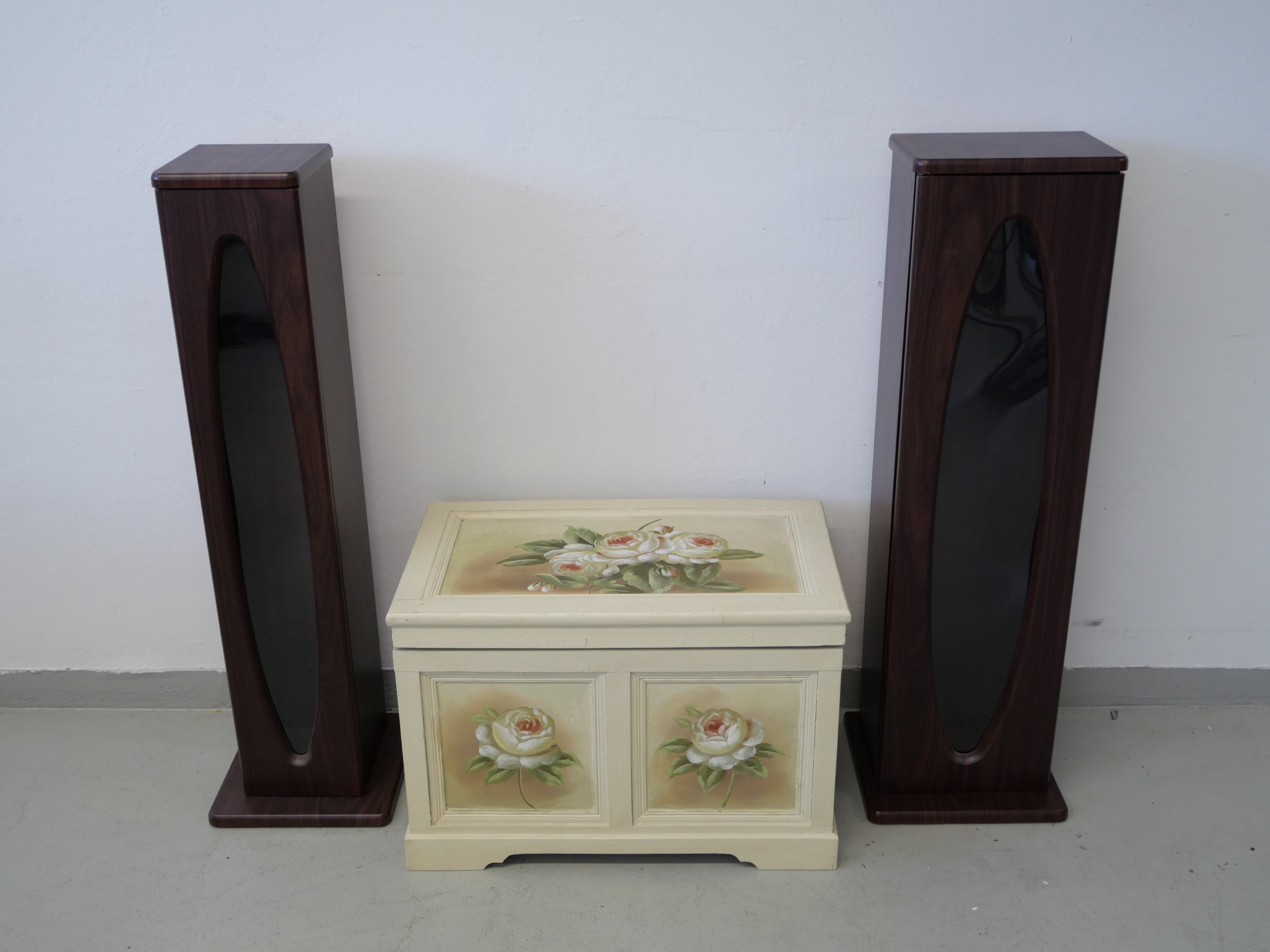 *Arkku ja cd-telineet - Huutokauppa Ekman