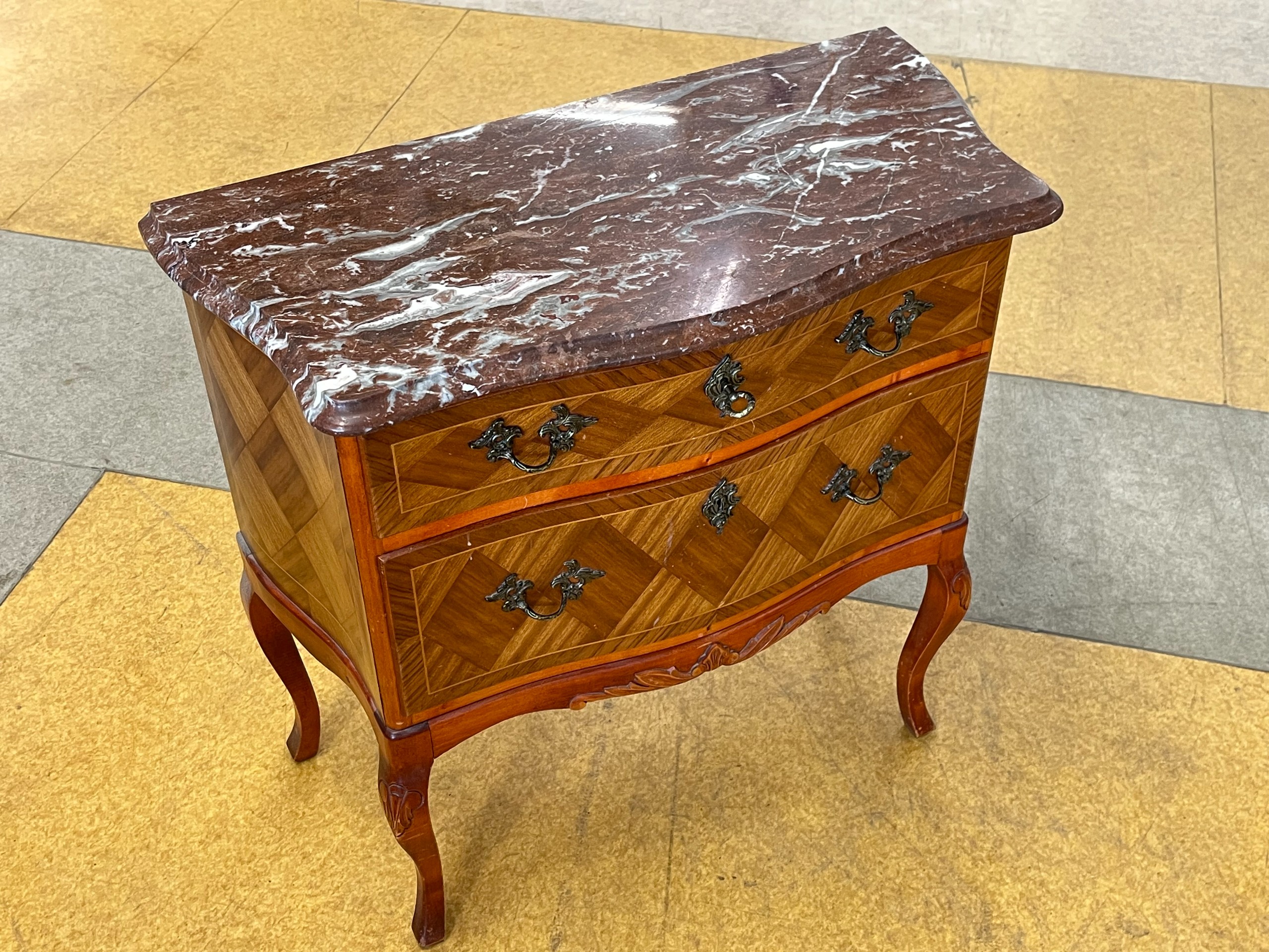 Marmorikantinen lipasto - Huutokauppa Ekman