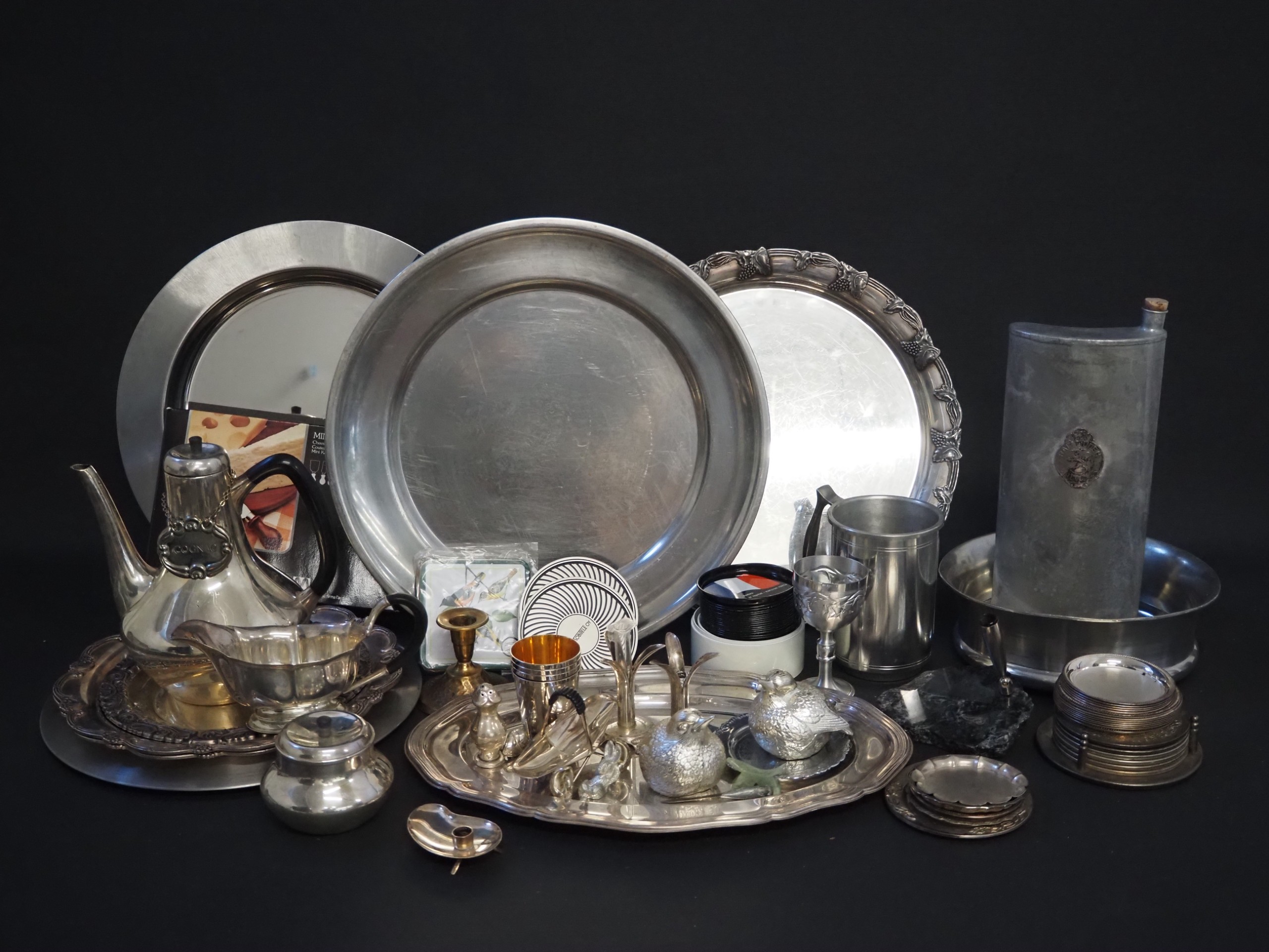 Tarjoilulautaset ym. - Huutokauppa Ekman