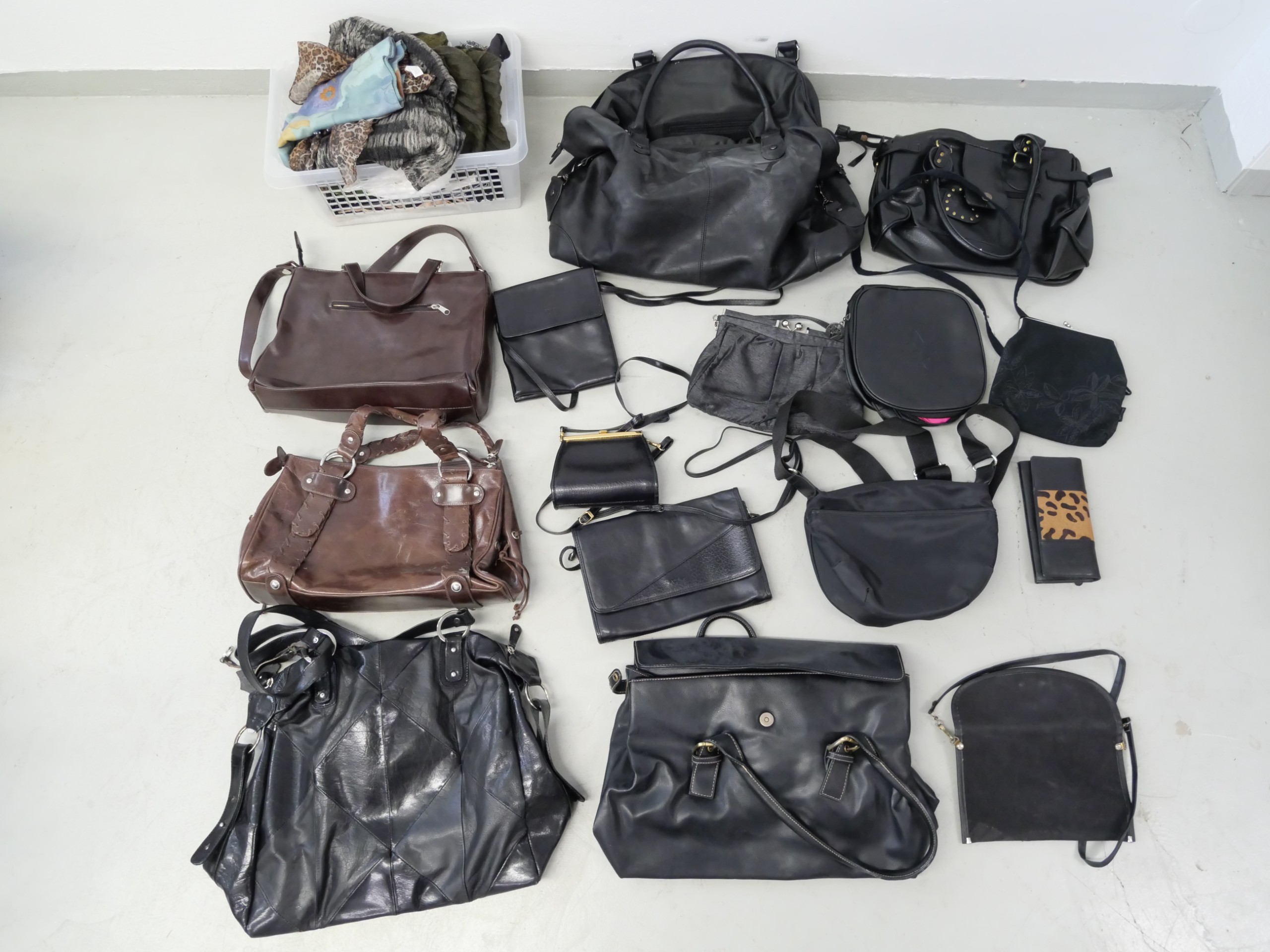 *Laukut ja huivit - Huutokauppa Ekman