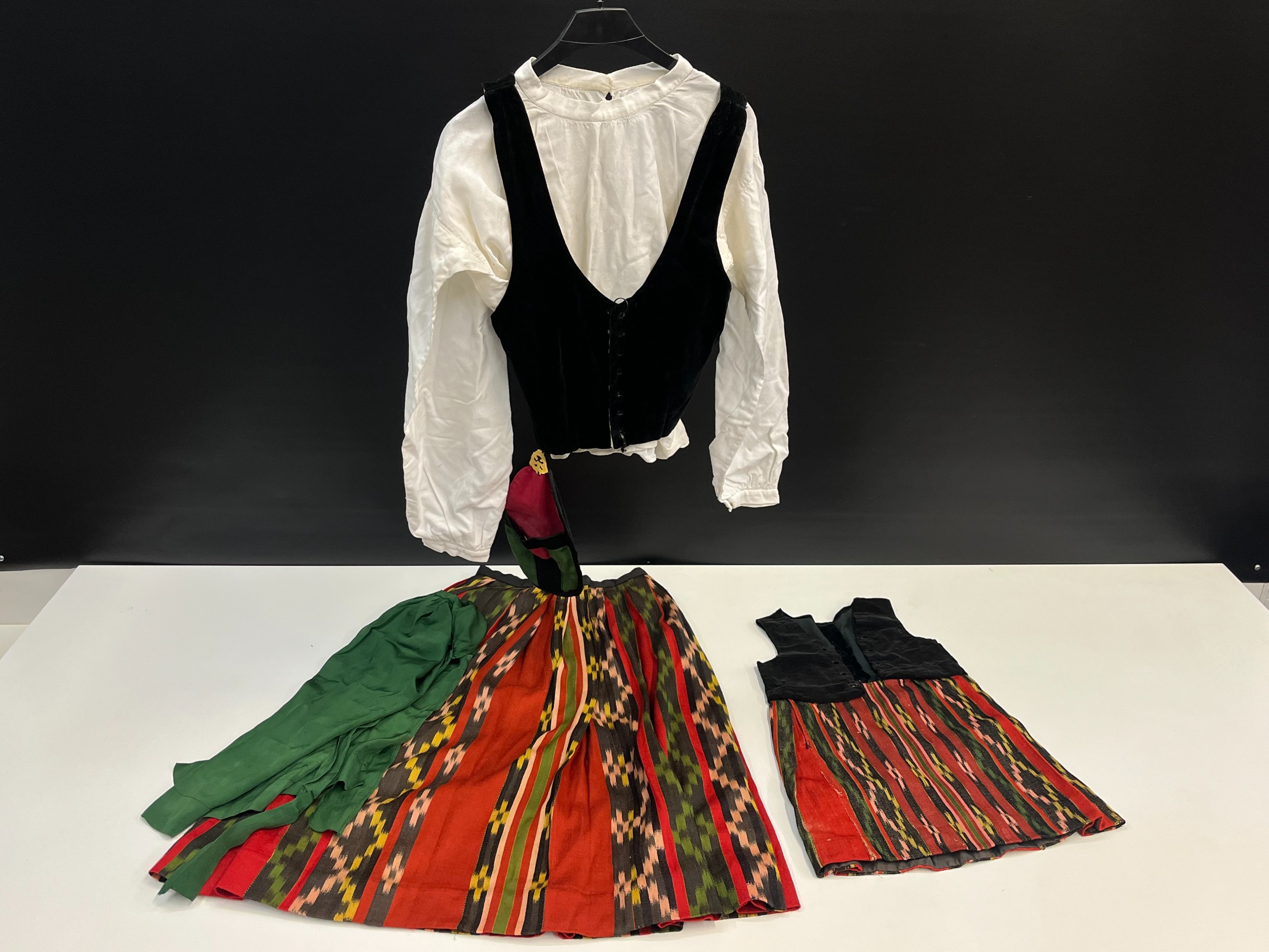 Etelä-Pohjanmaan kansallispuku - Huutokauppa Ekman