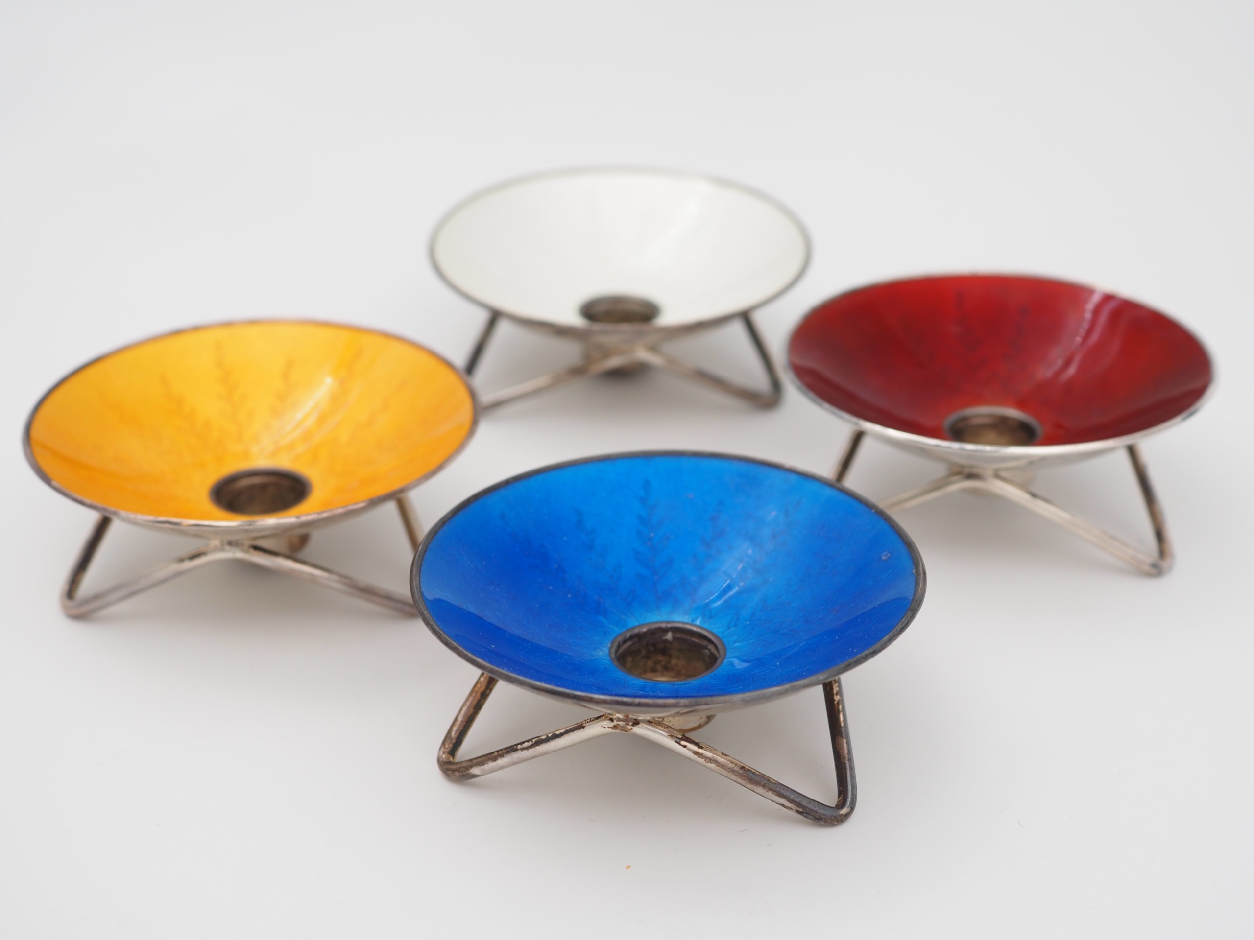 Hopeakynttilänjalat - Huutokauppa Ekman