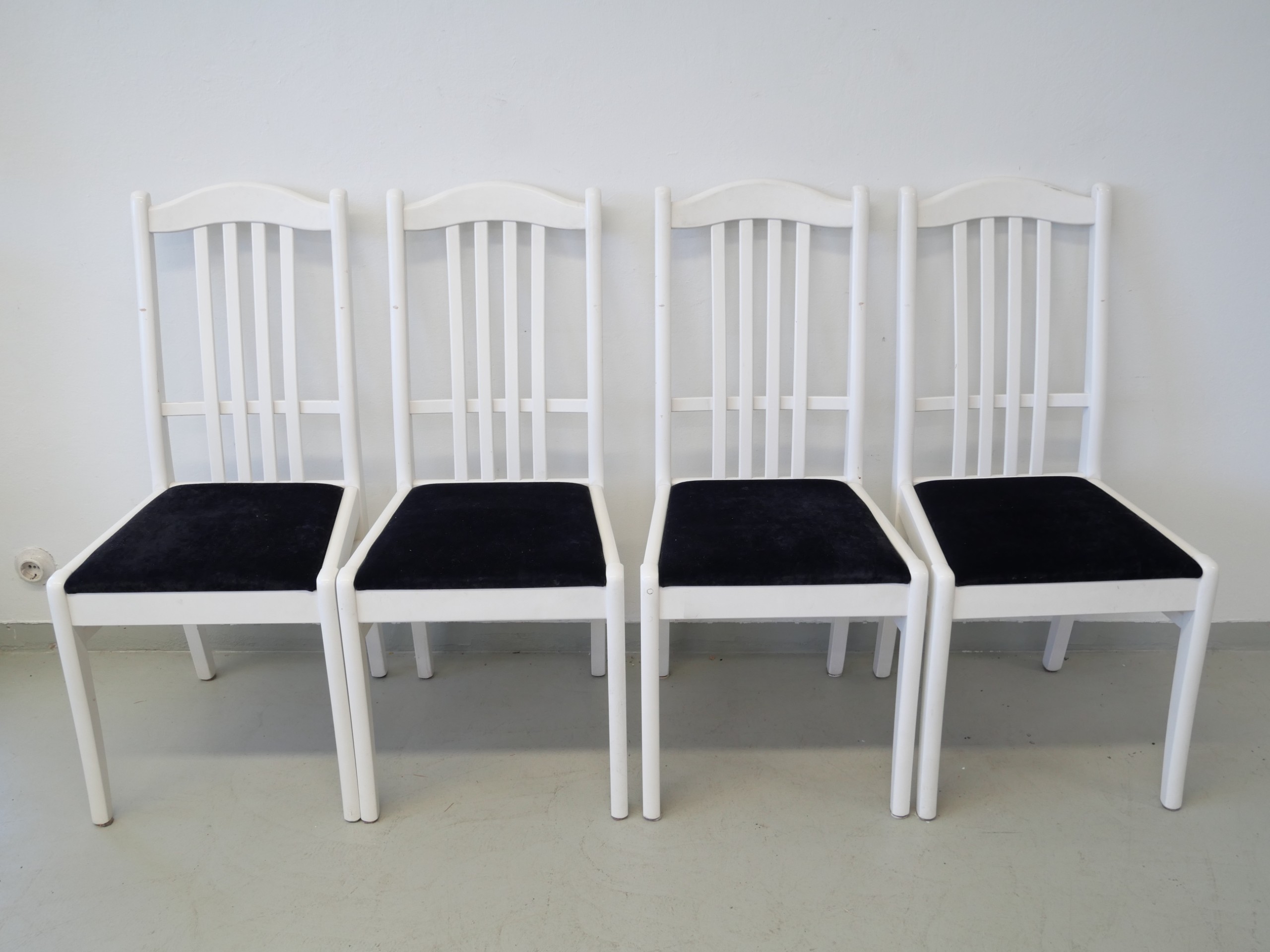 *Neljä tuolia - Huutokauppa Ekman