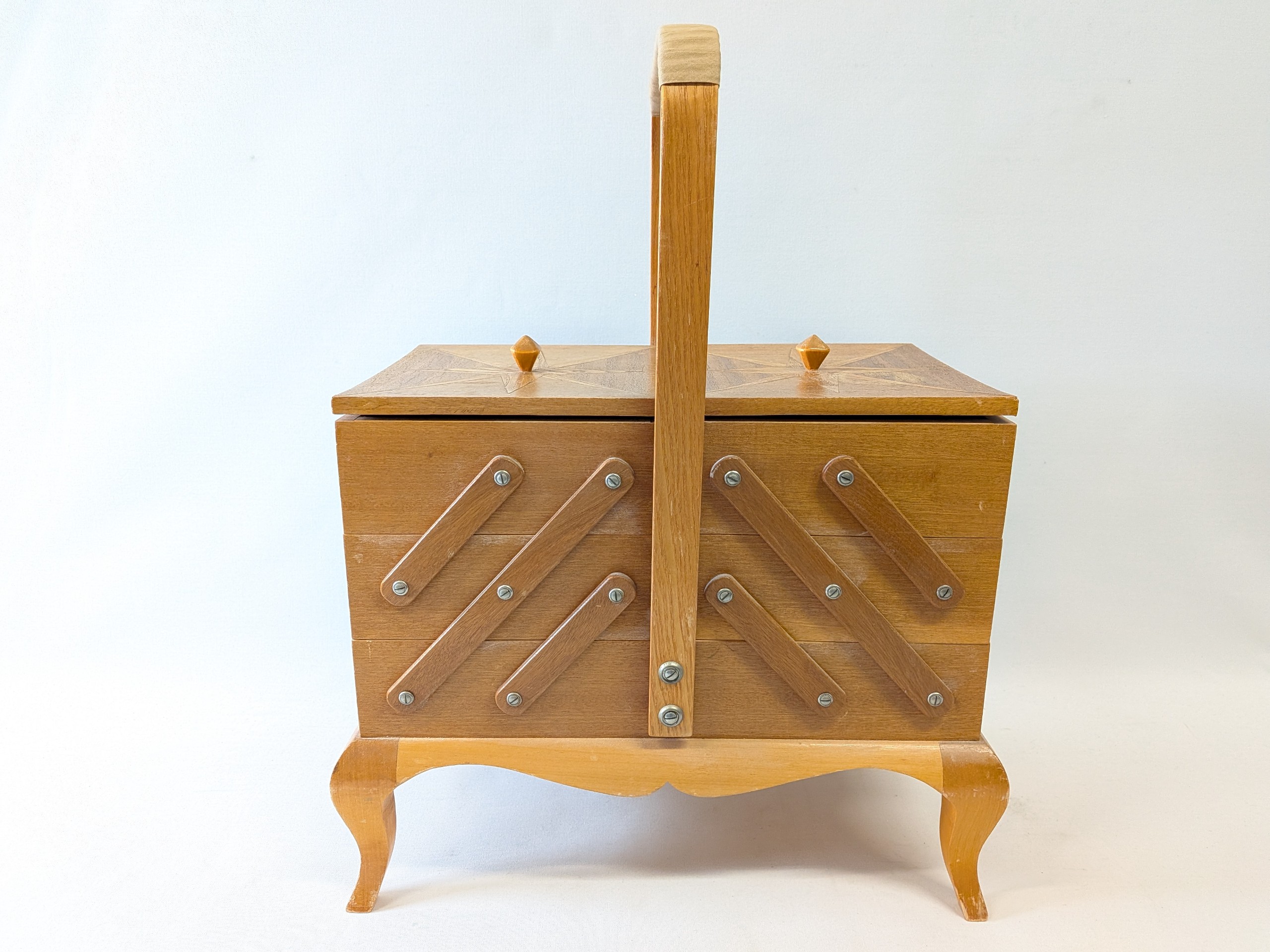 Ompelulaatikko - Huutokauppa Ekman