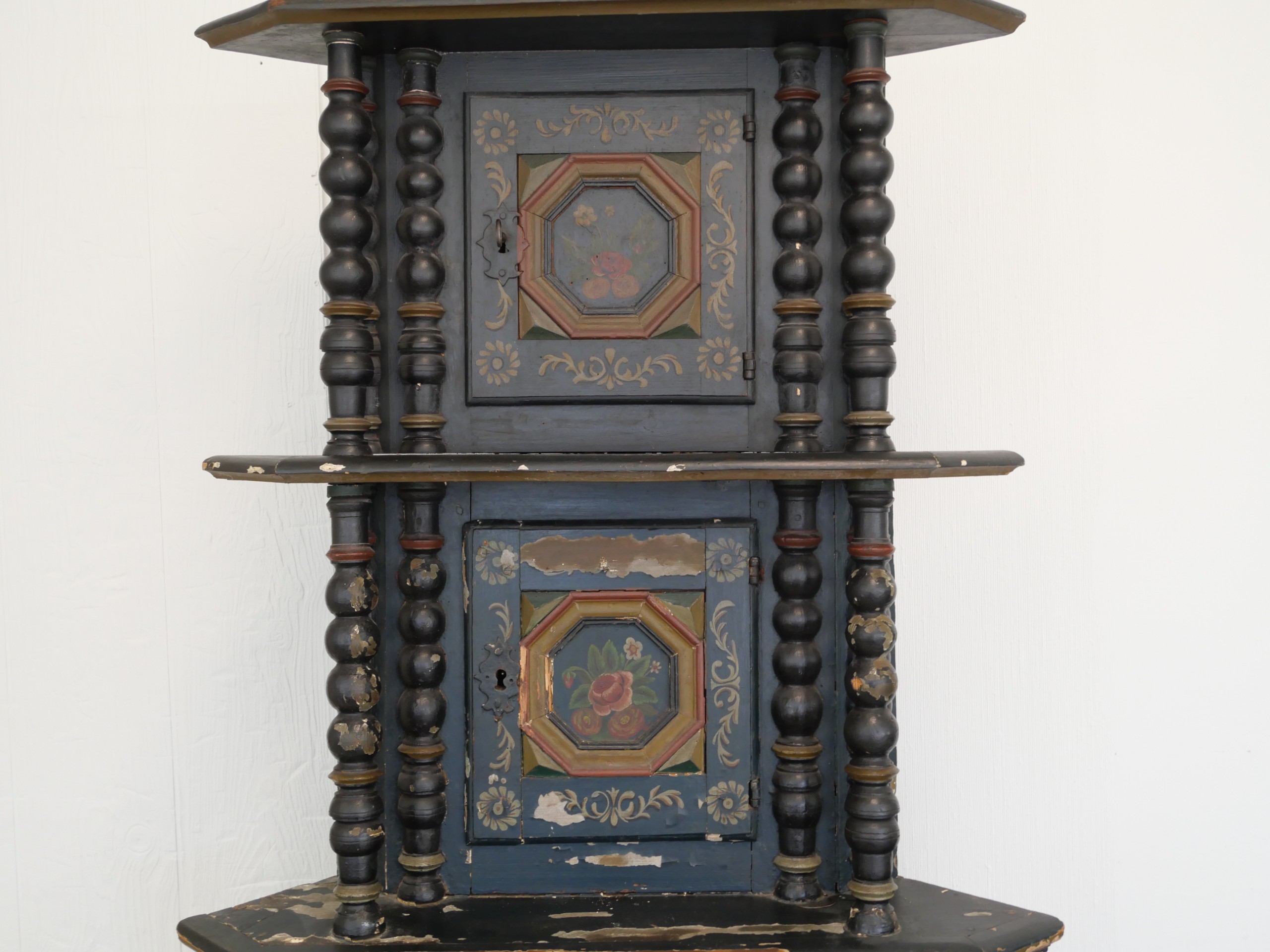 *Antiikki kulmakaappi 1700-luku - Huutokauppa Ekman