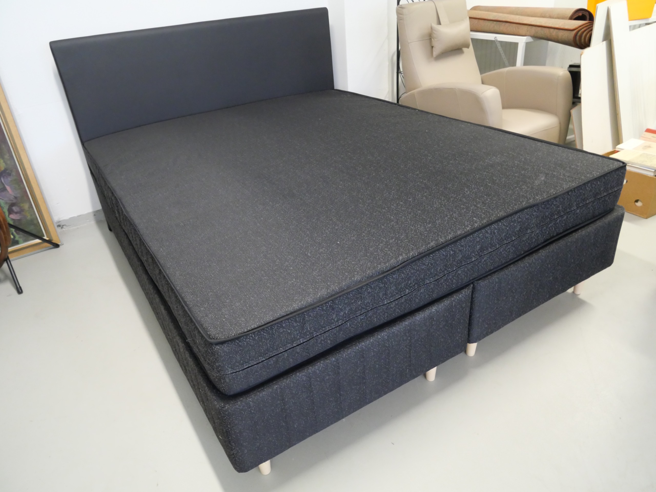 *Sänky - Huutokauppa Ekman