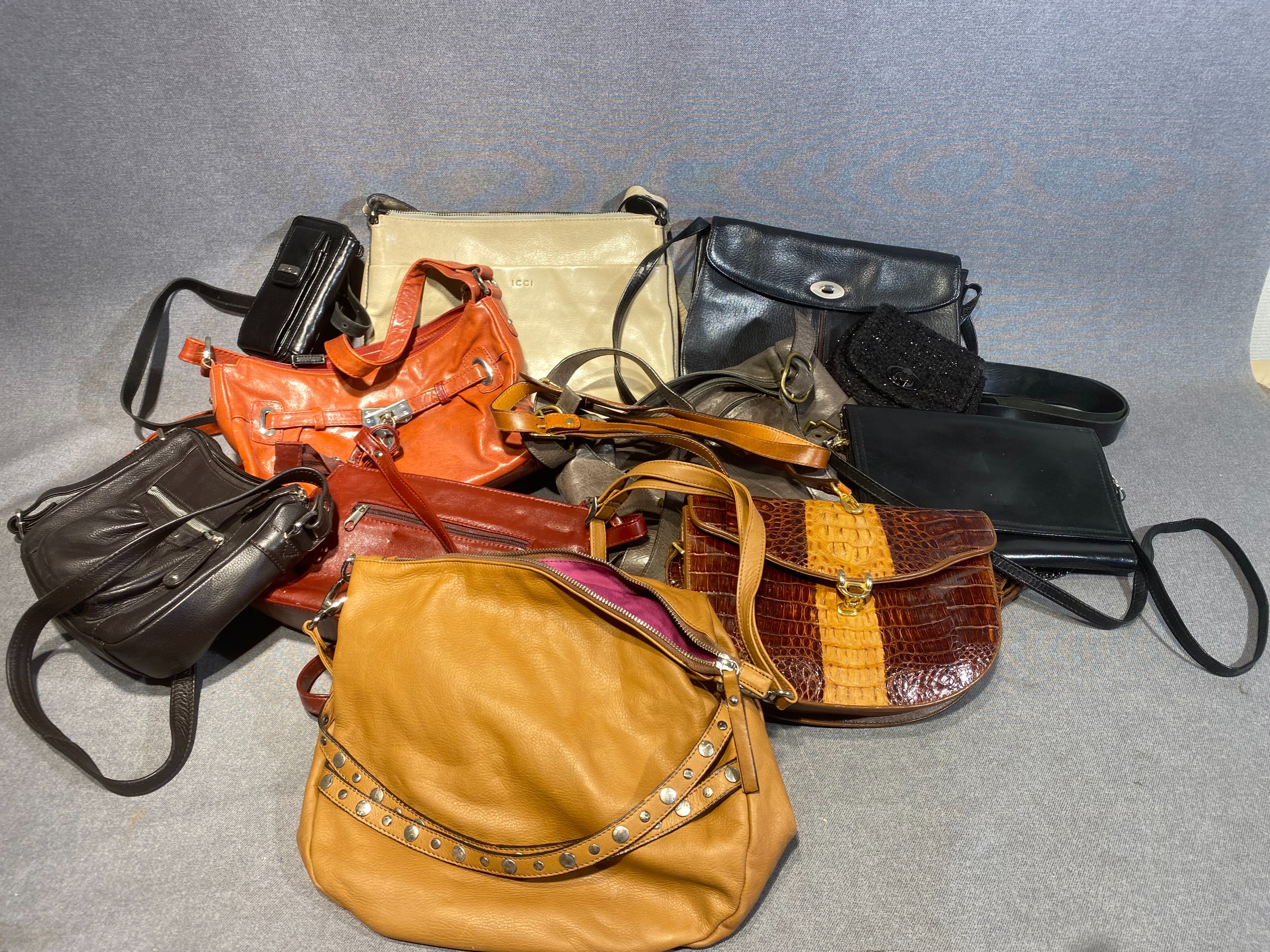 Käsilaukut - Huutokauppa Ekman