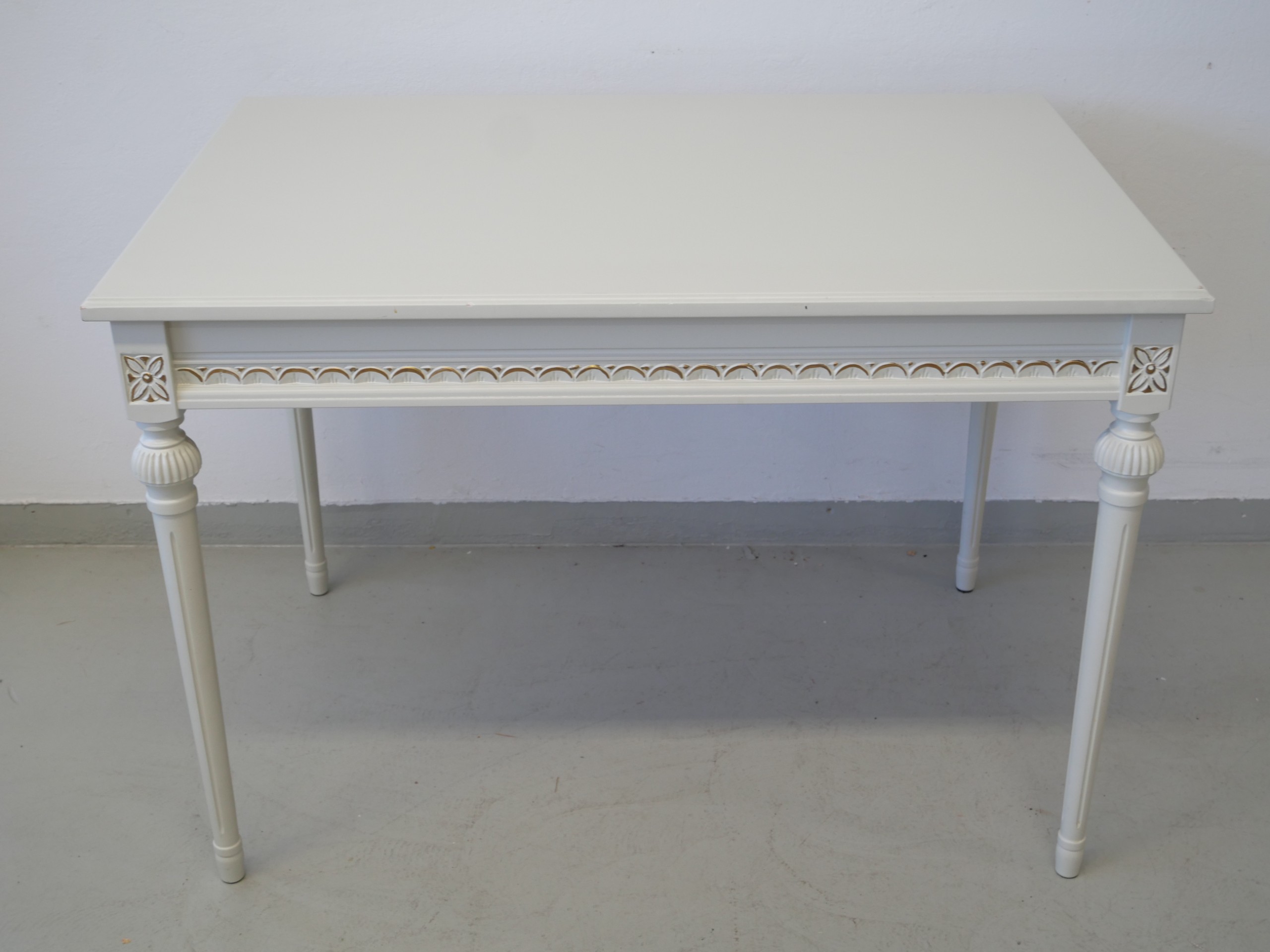 *Kustavilaistyylinen pöytä - Huutokauppa Ekman