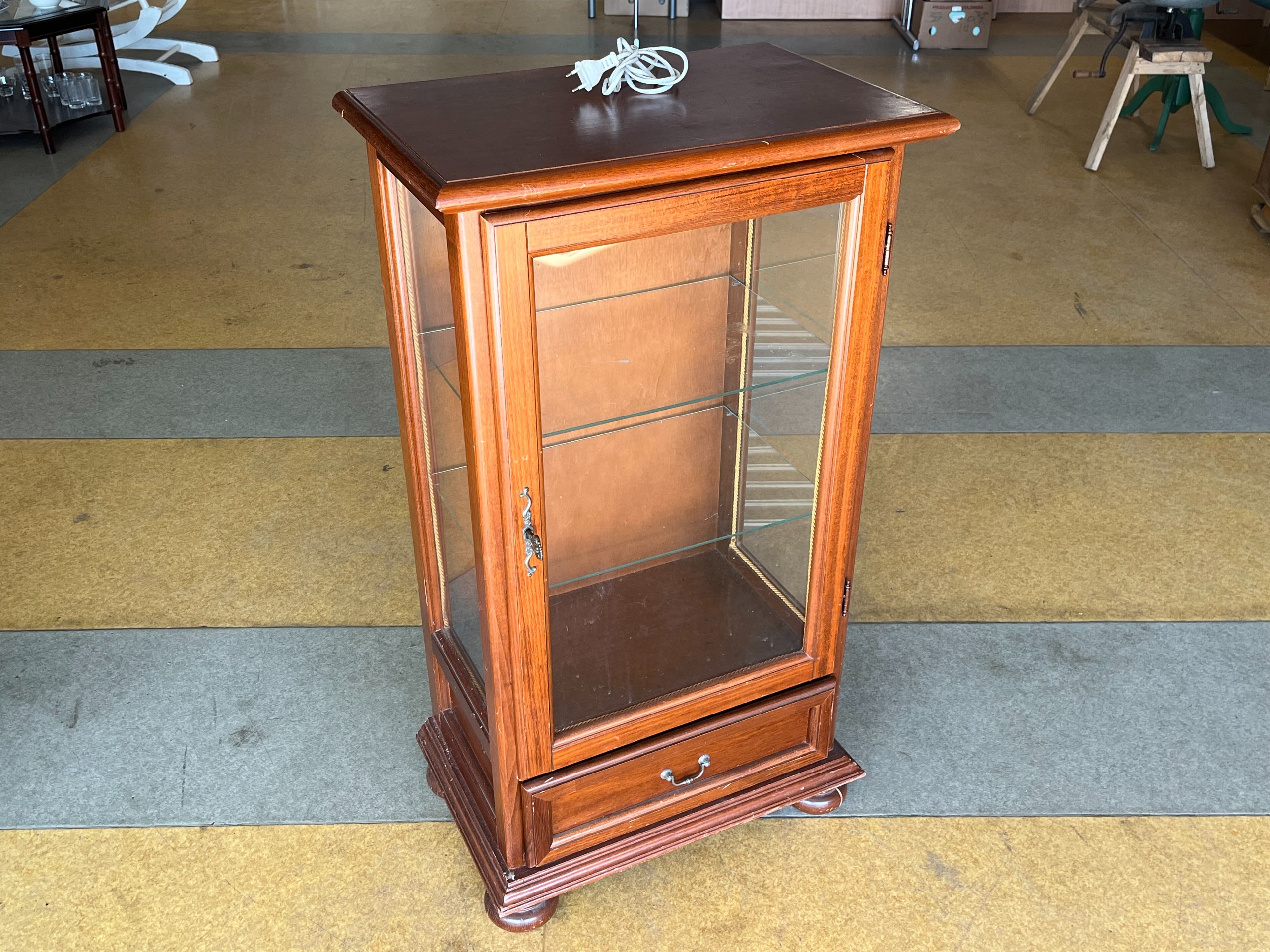 Vitriinikaappi - Huutokauppa Ekman