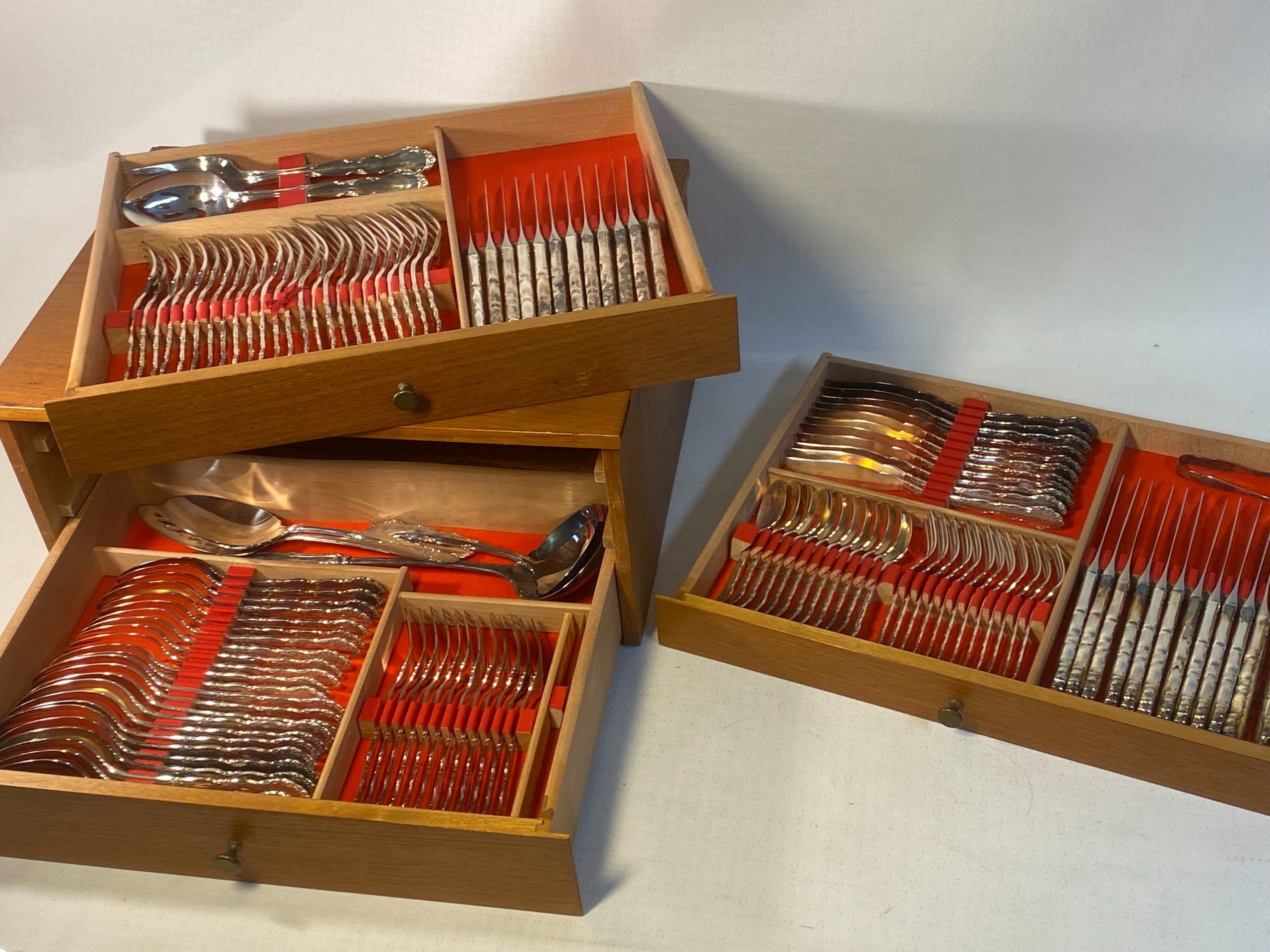 Aterimet laatikossa - Huutokauppa Ekman