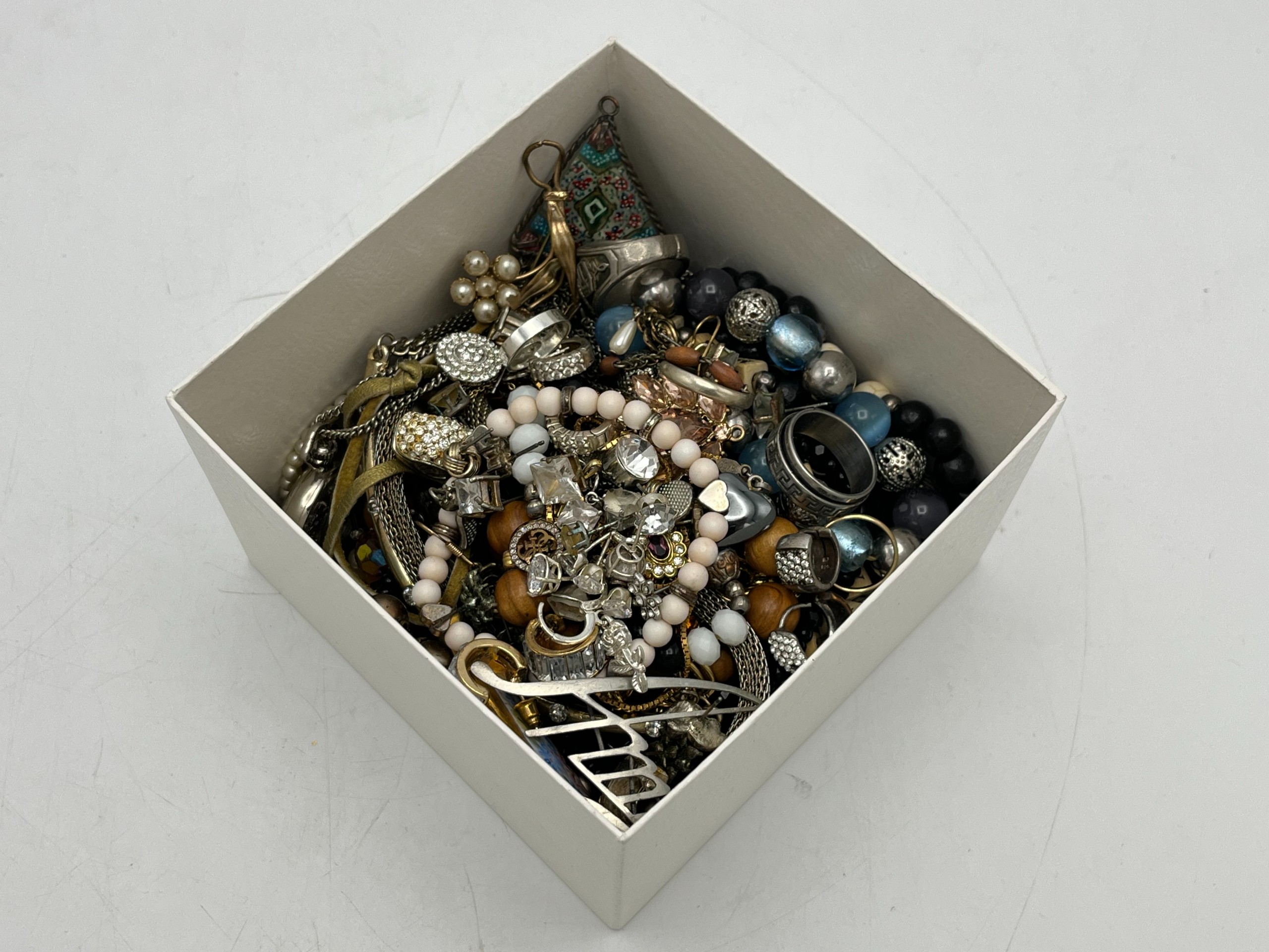 Erä koruja - Huutokauppa Ekman