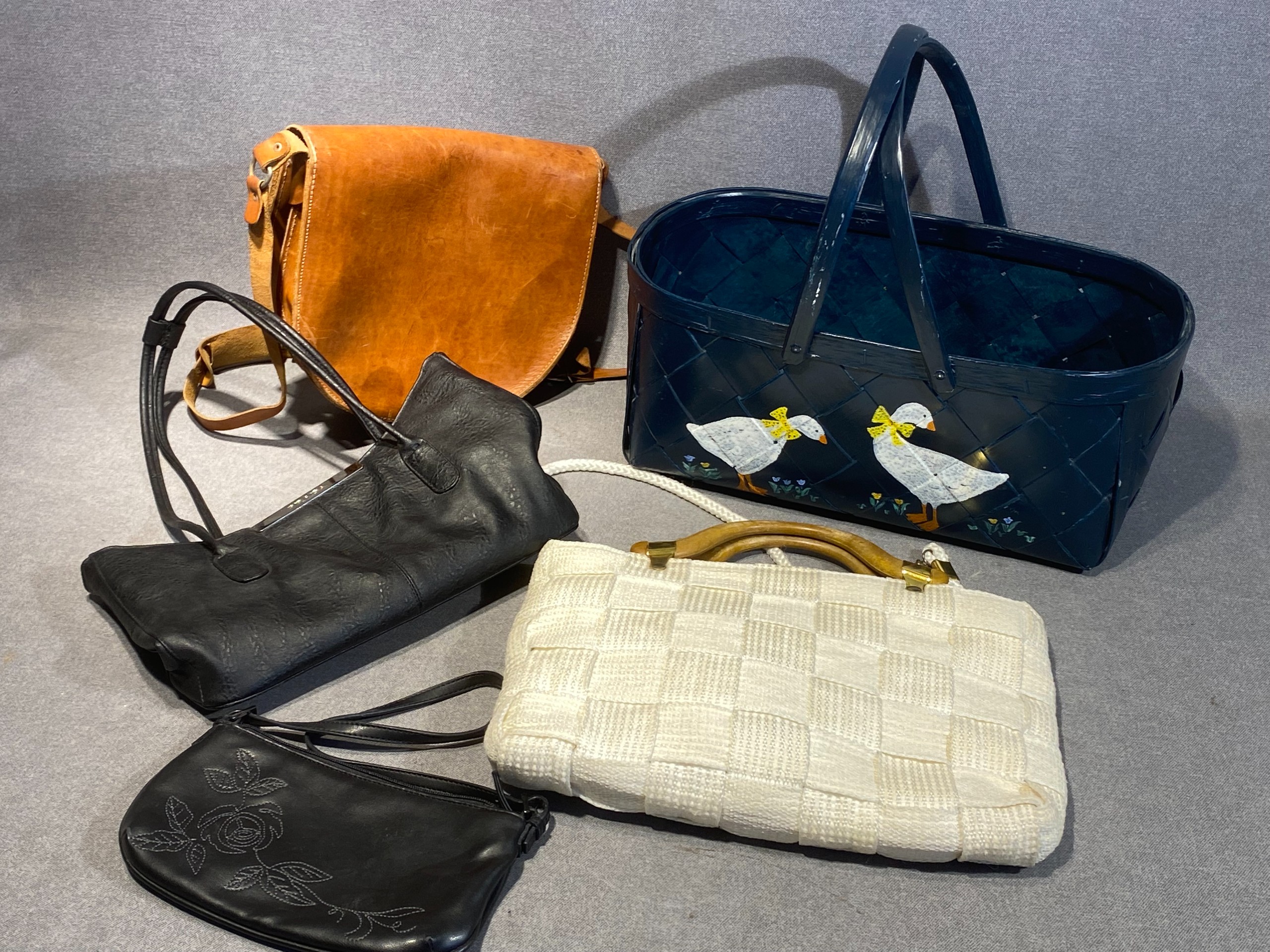 Käsilaukut ym. - Huutokauppa Ekman