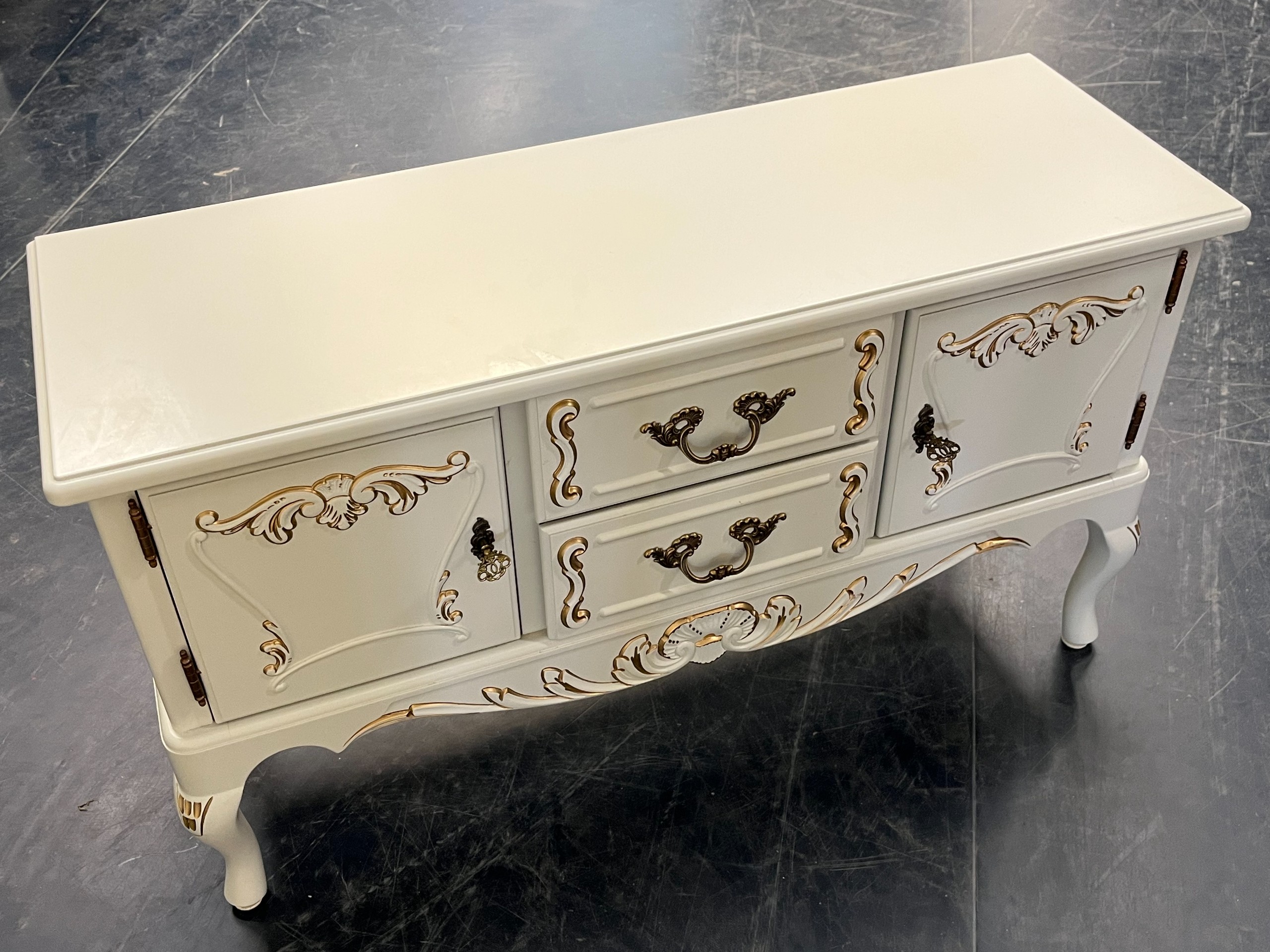 Talonpoikaisrokokoo lipasto - Huutokauppa Ekman