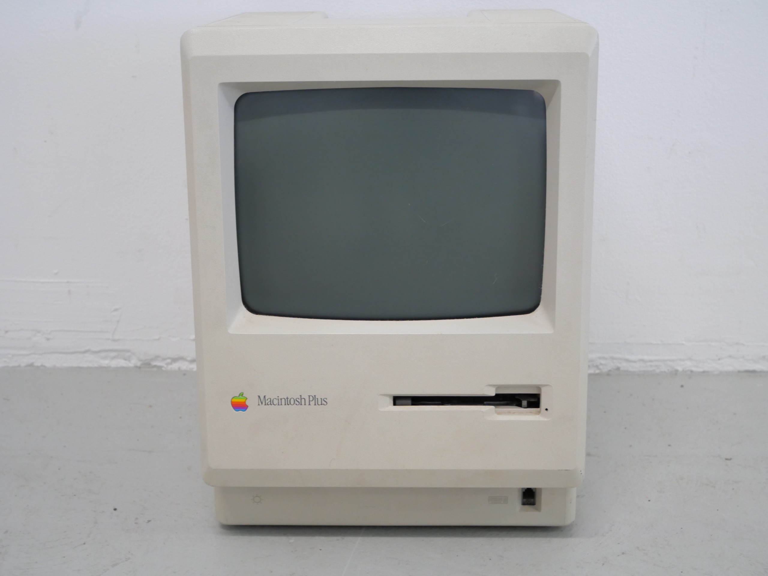 *Macintosh Plus - Huutokauppa Ekman