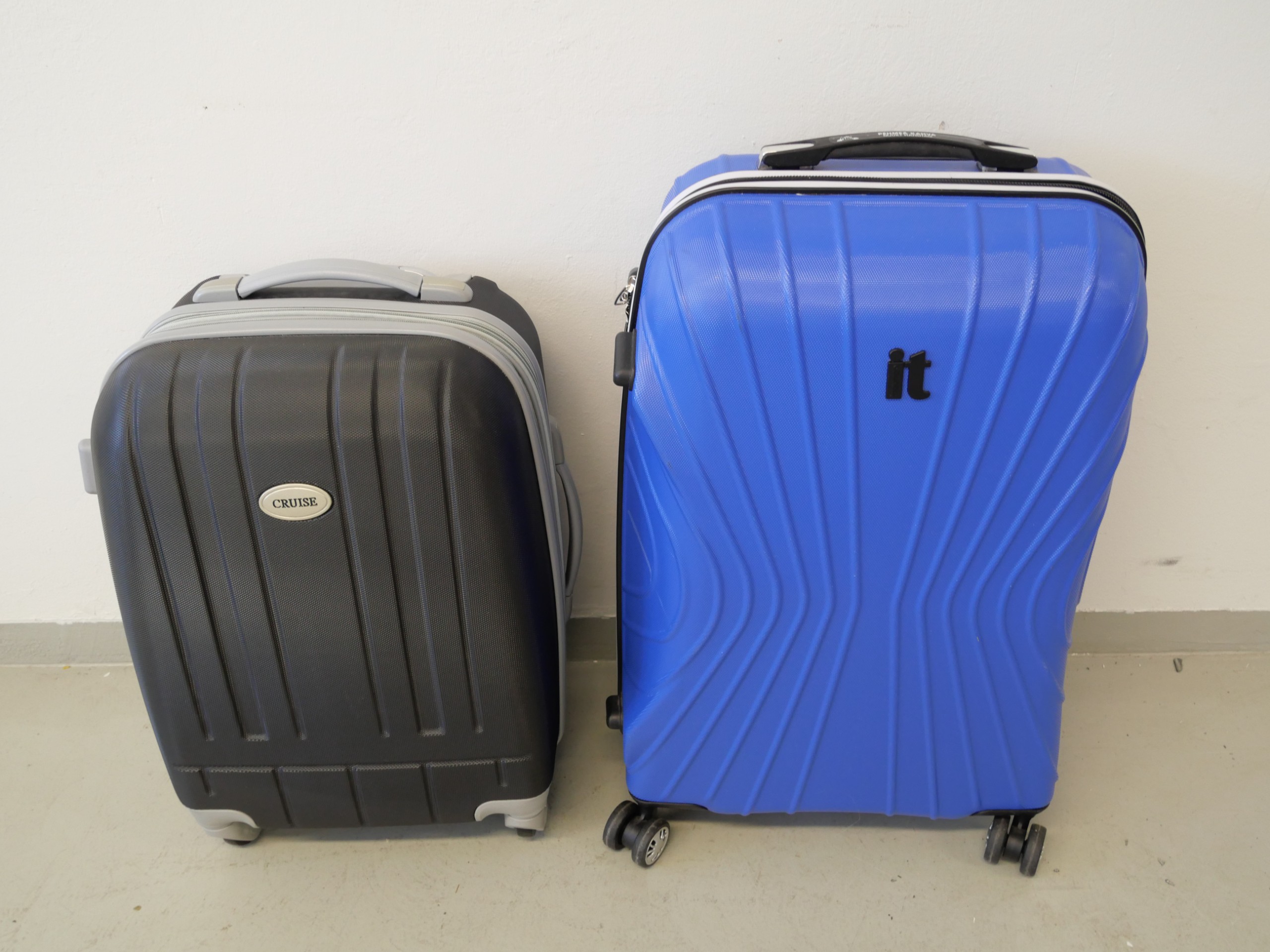 *Matkalaukut - Huutokauppa Ekman