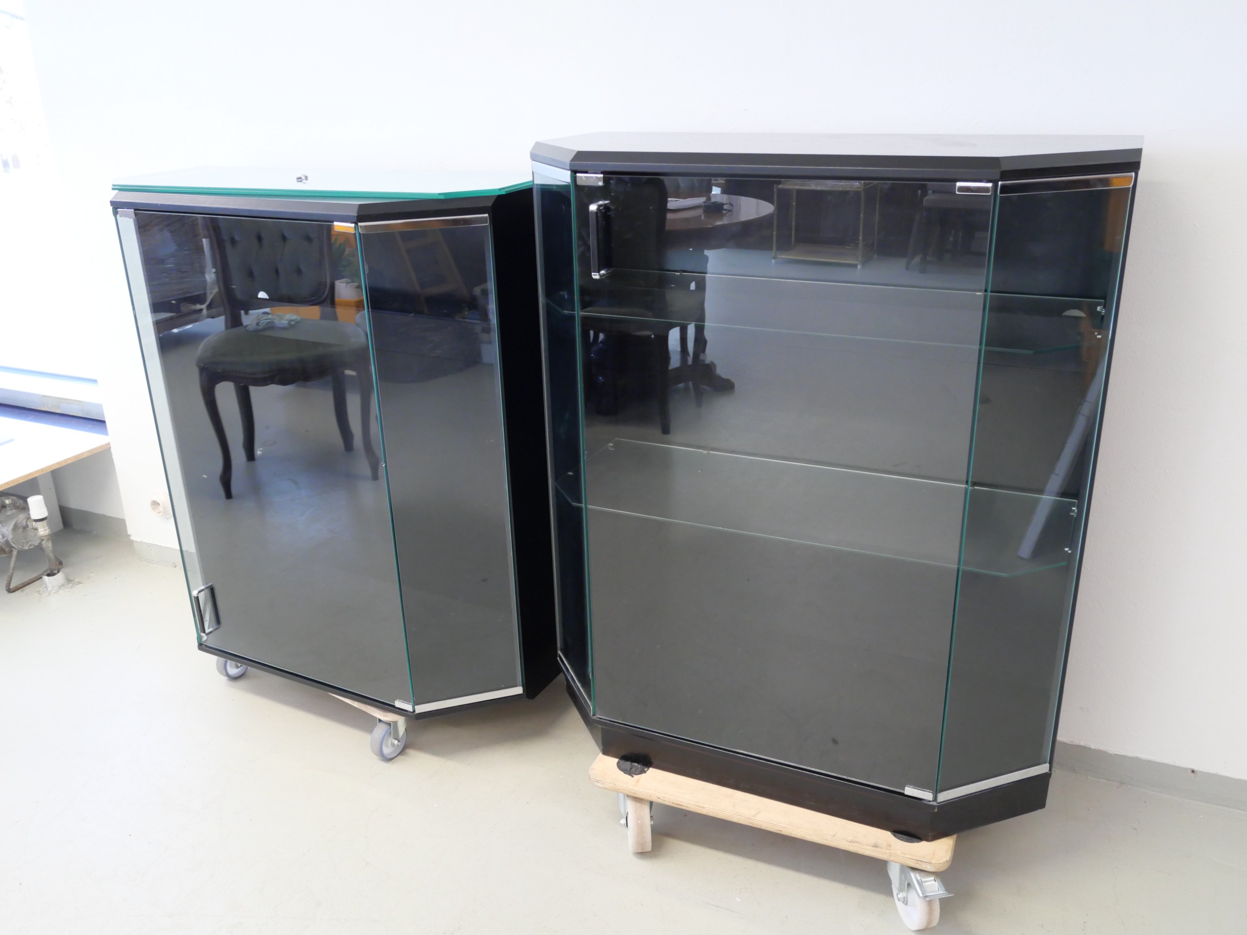 *Vitriinikaappi - Huutokauppa Ekman