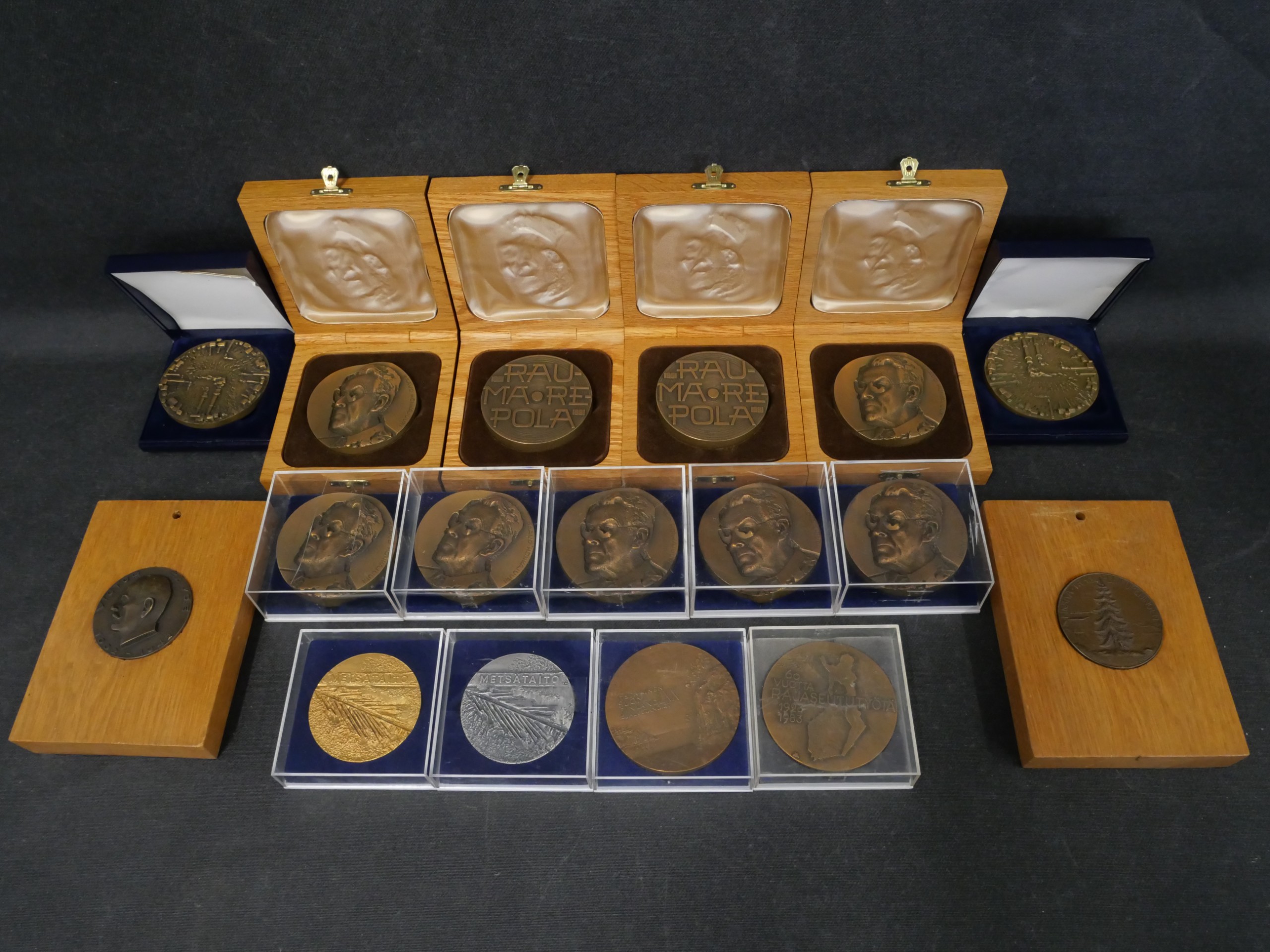 Pöytämitalit - Huutokauppa Ekman