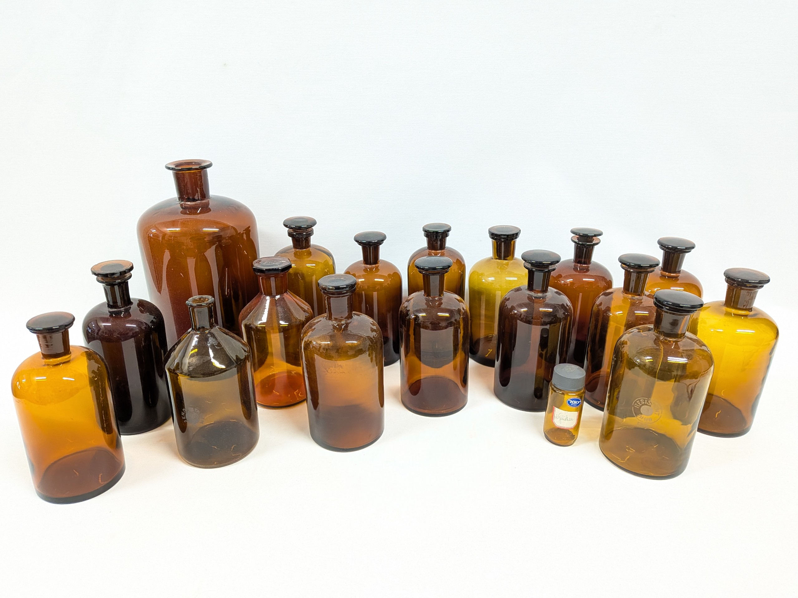 Apteekkipullot - Huutokauppa Ekman