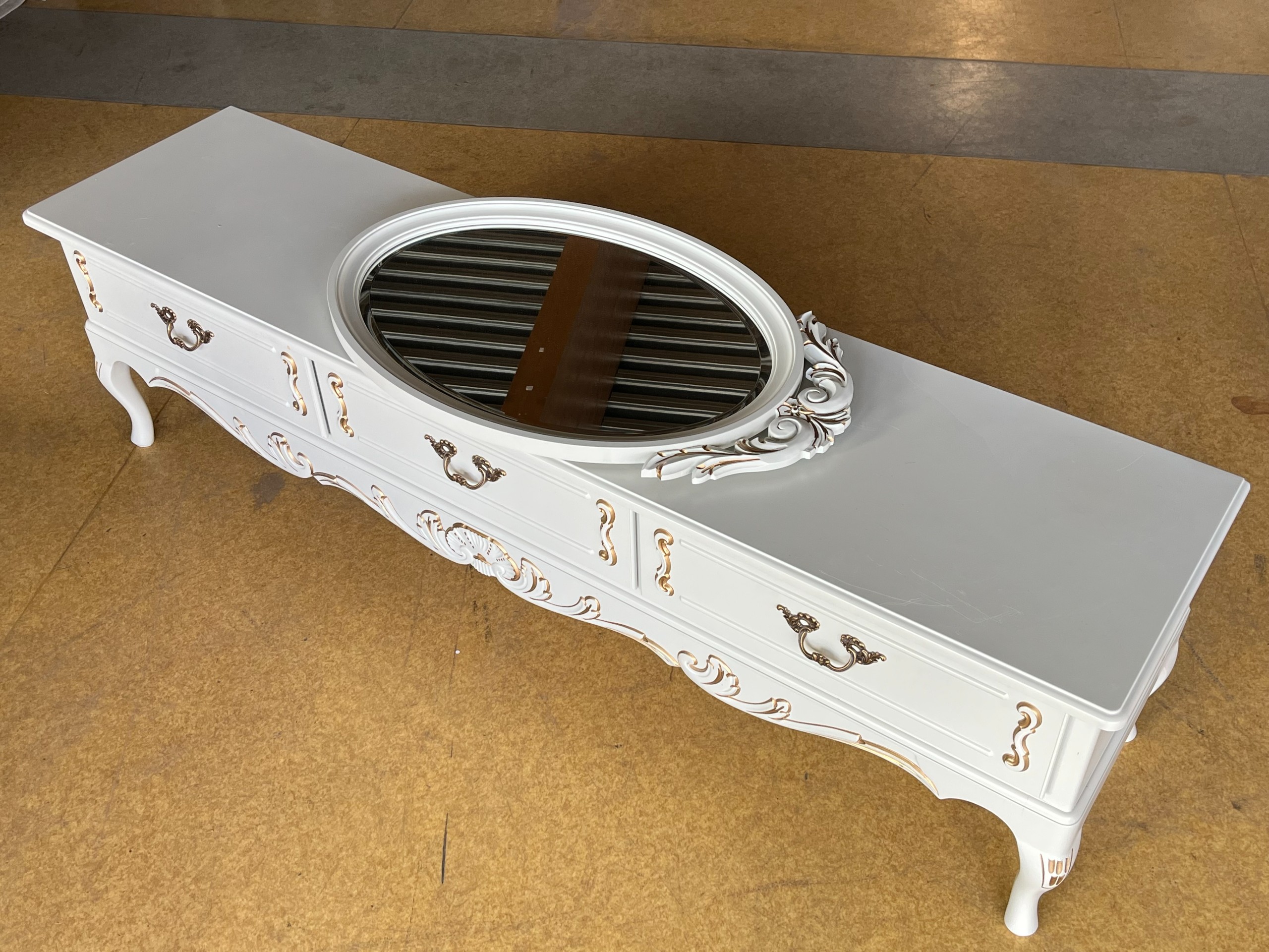 Talonpoikaisrokokoo piironki - Huutokauppa Ekman