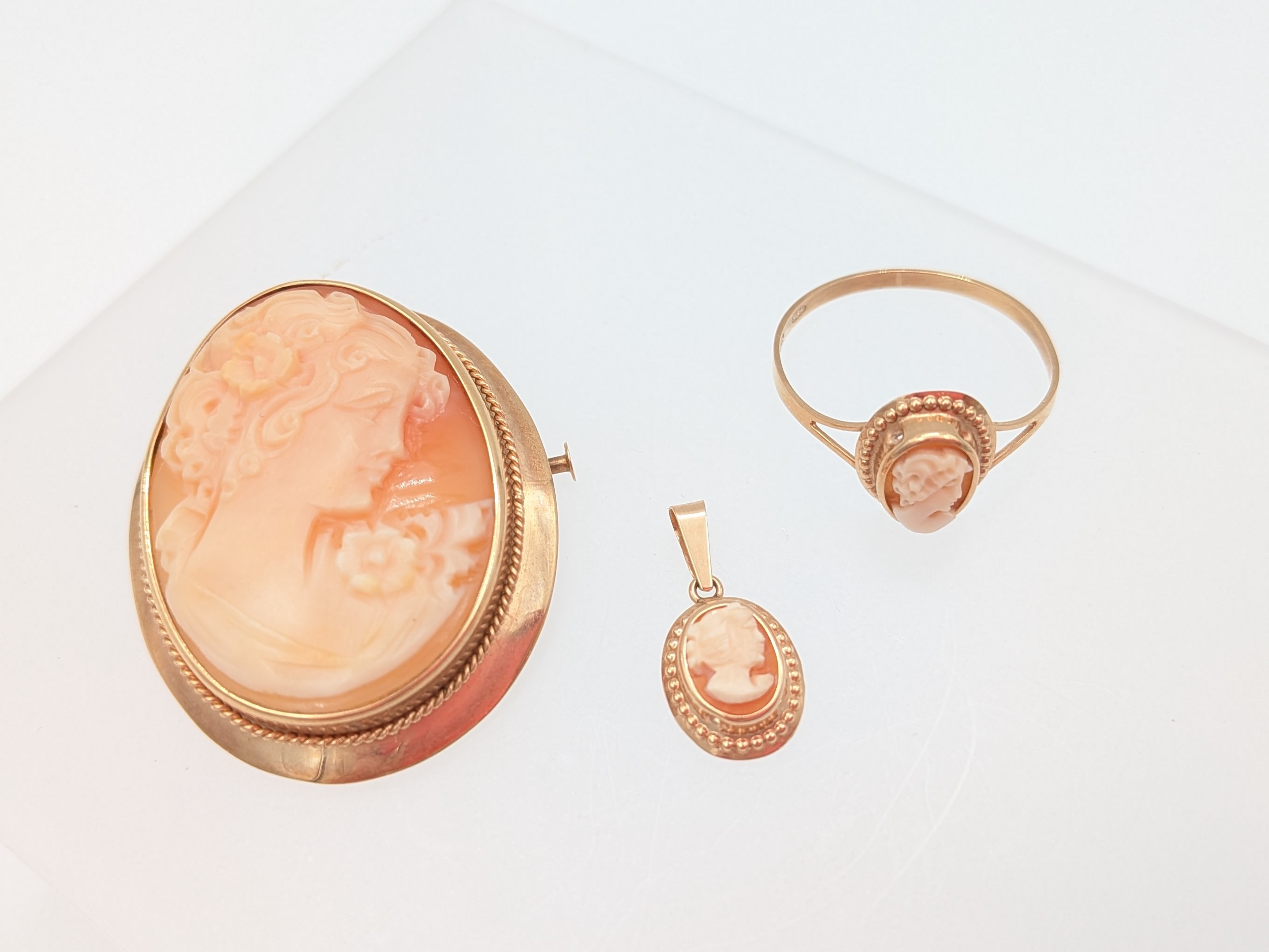 Kultaiset cameekorut 14K - Huutokauppa Ekman