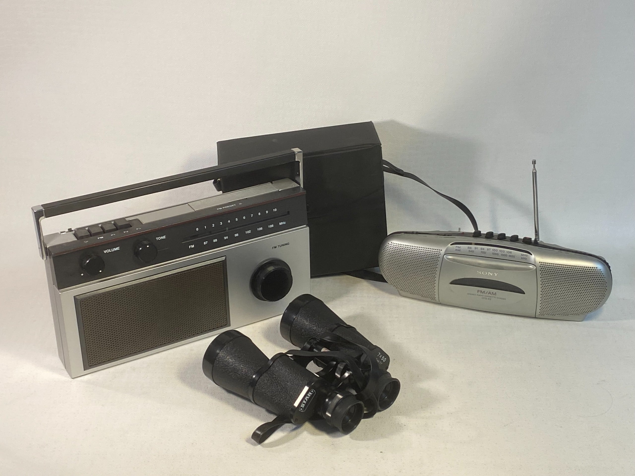 Radiot ja kiikarit - Huutokauppa Ekman