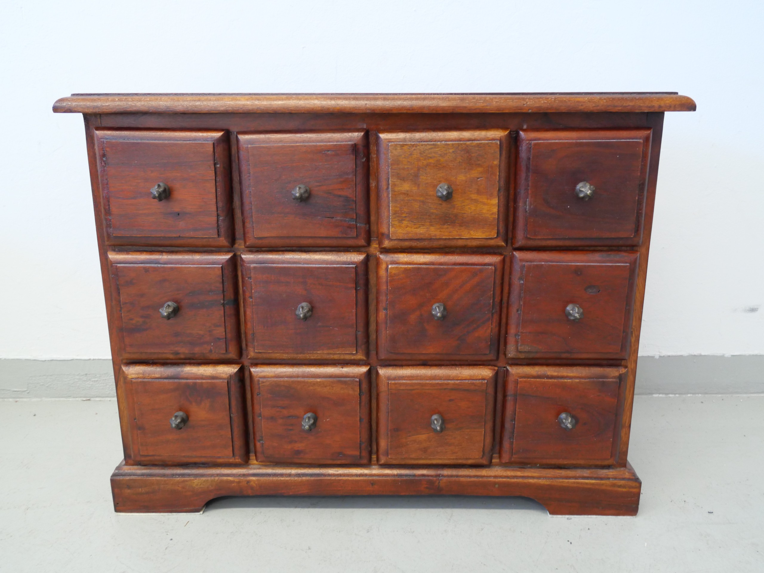 *Laatikosto - Huutokauppa Ekman