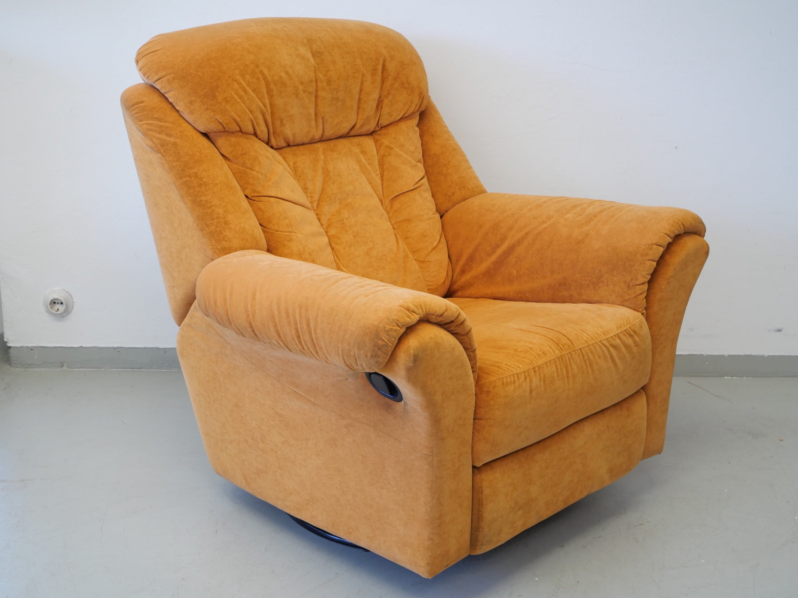 *Nojatuoli mekanismilla - Huutokauppa Ekman