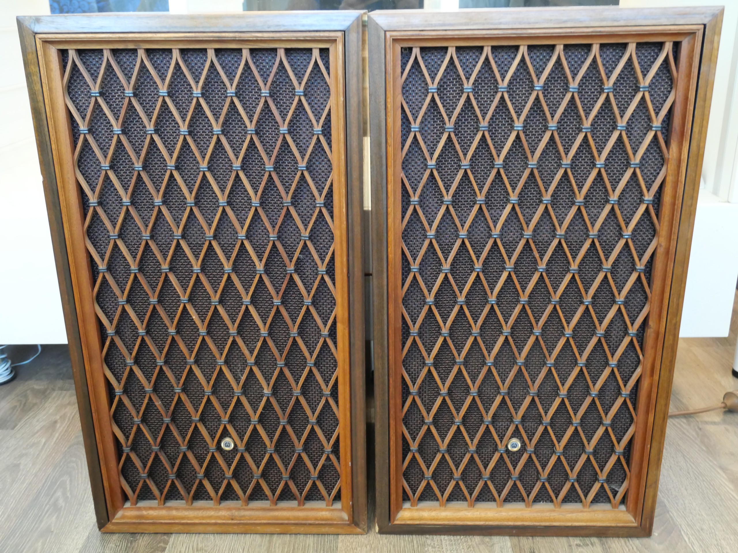 Kaiutinkaapit - Huutokauppa Ekman