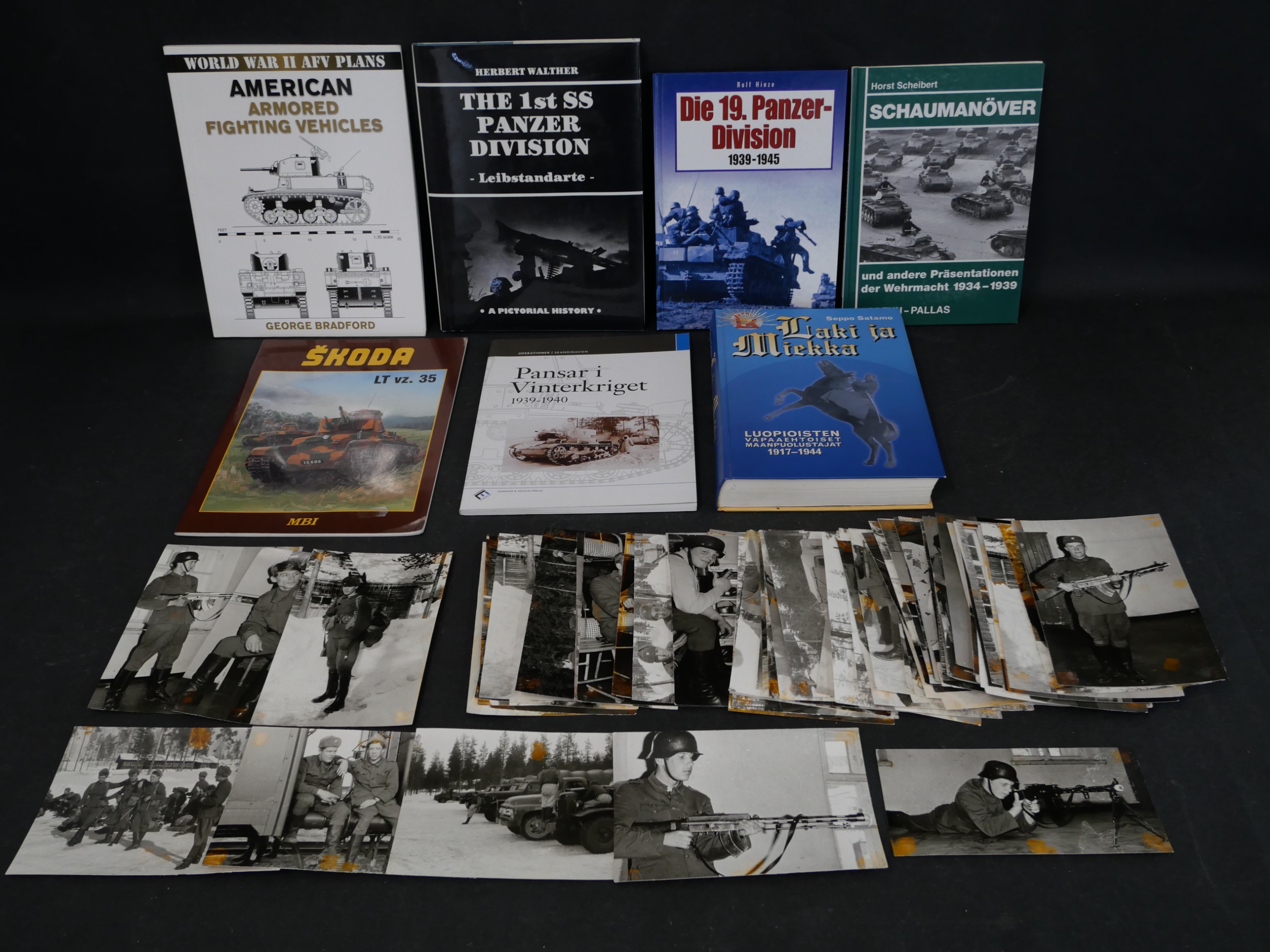 Sotakirjat ja valokuvat - Huutokauppa Ekman