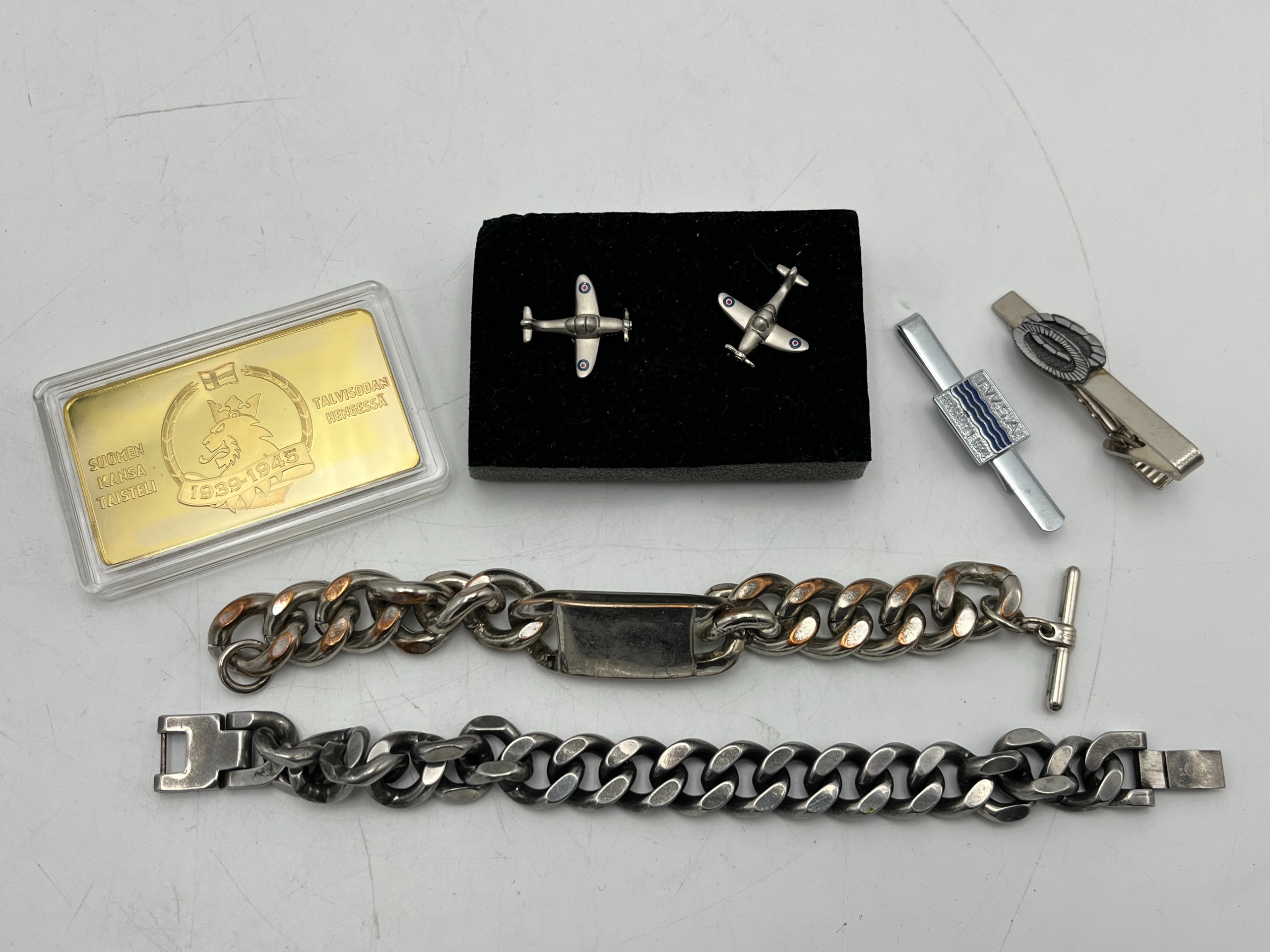 Korut, pinssit - Huutokauppa Ekman