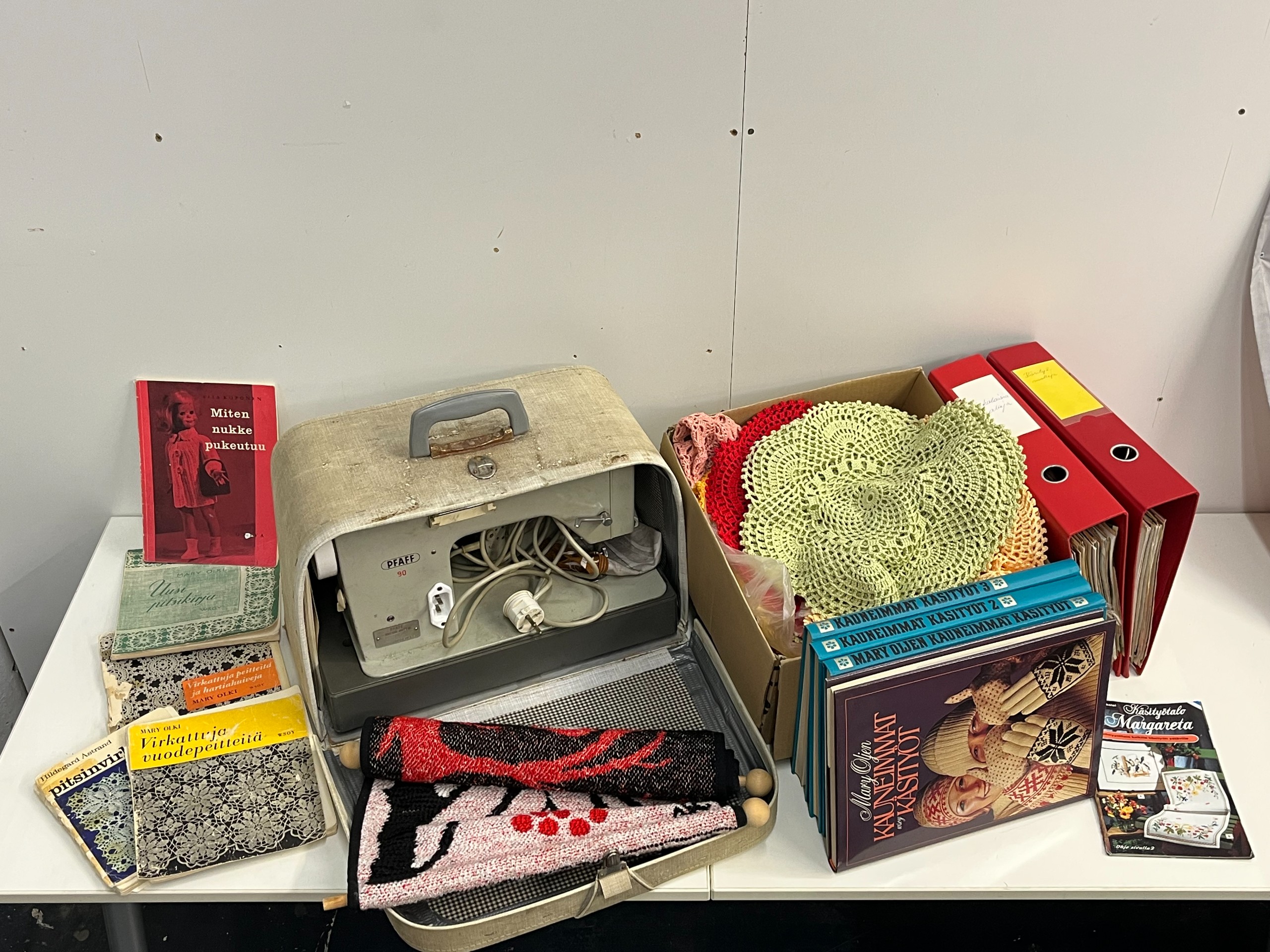 Ompelukone, aihekirjallisuus, kankaat - Huutokauppa Ekman