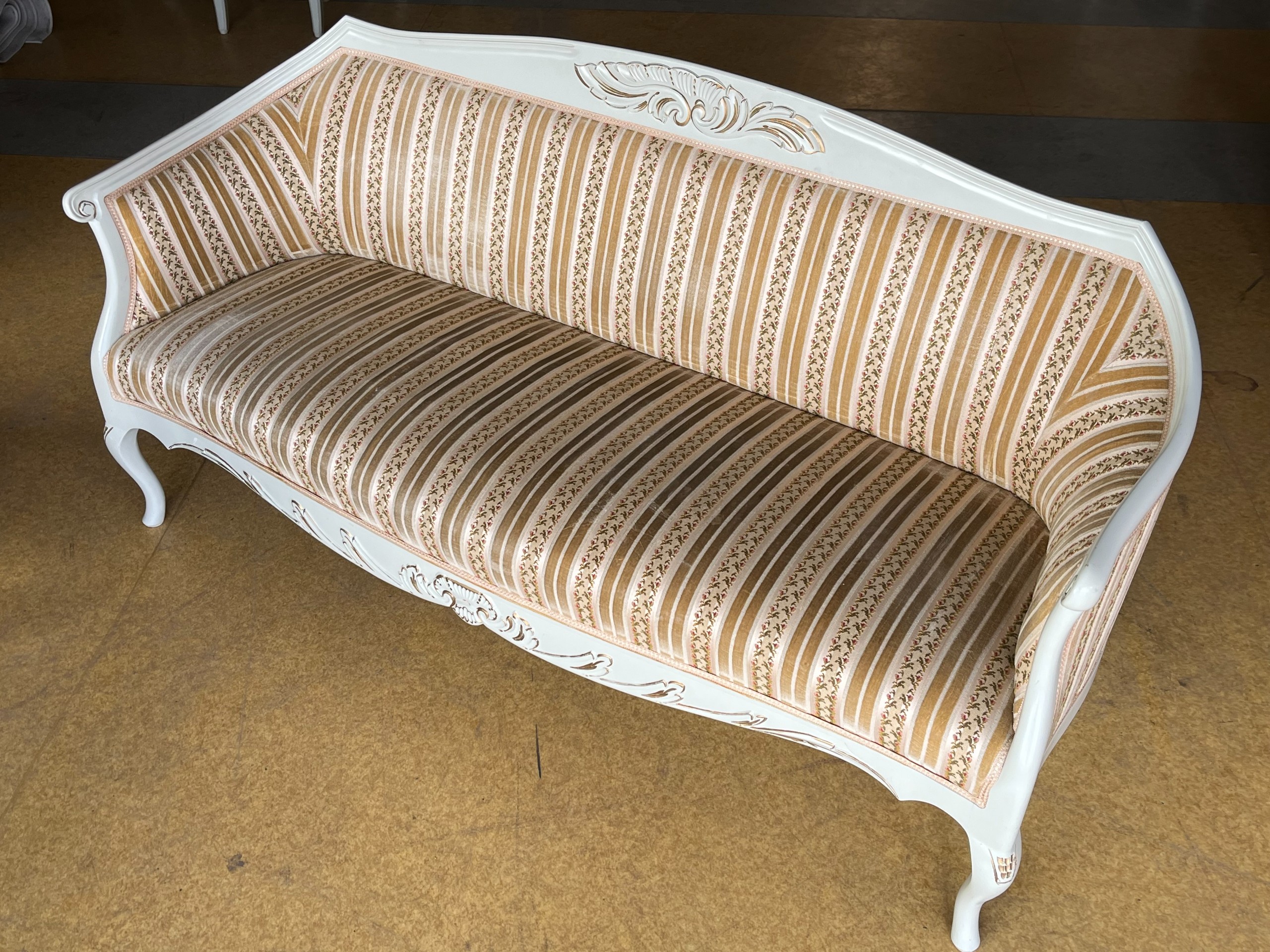 Talonpoikaisrokokoo sohva - Huutokauppa Ekman