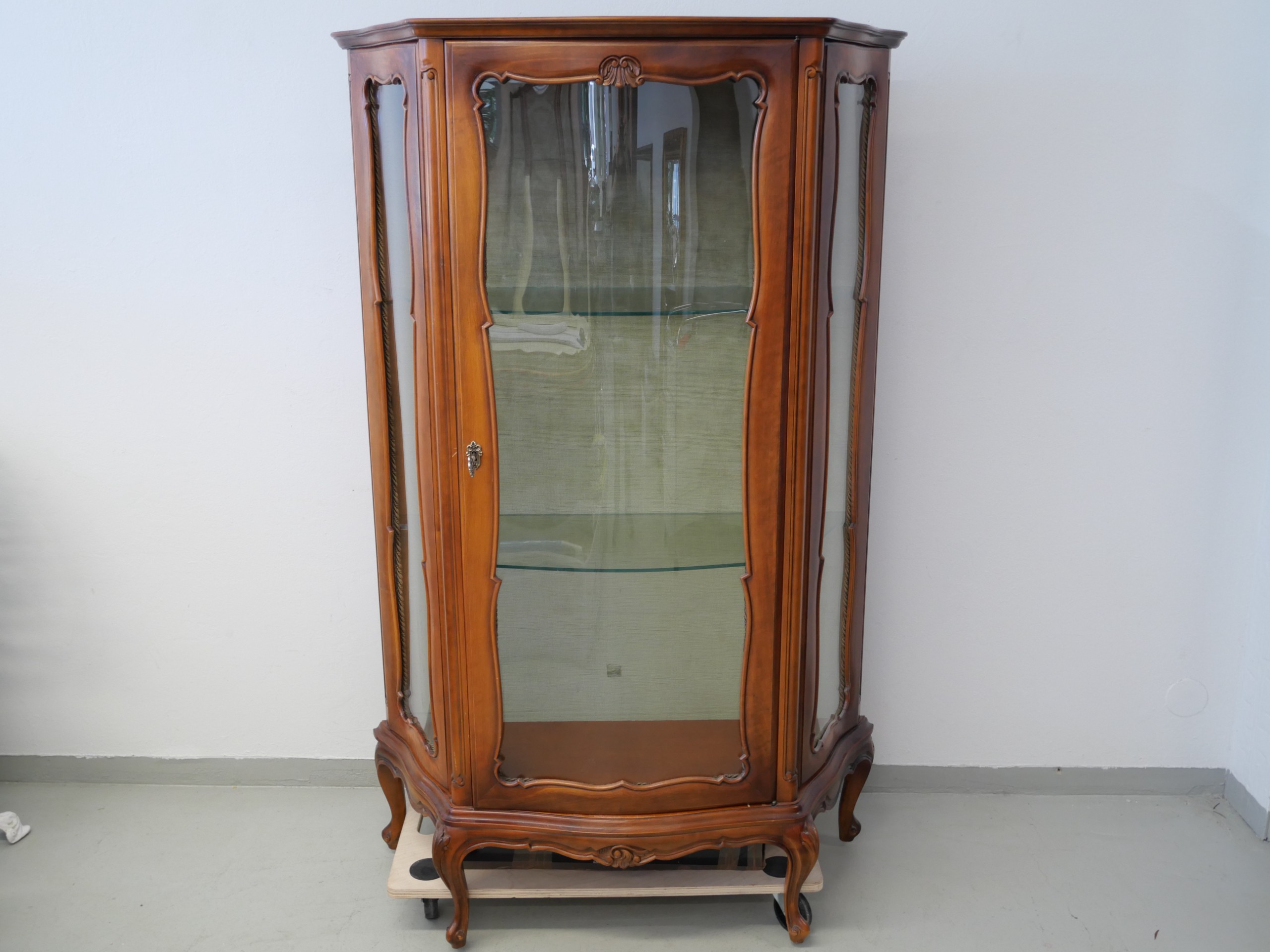 *Vitriinikaappi - Huutokauppa Ekman