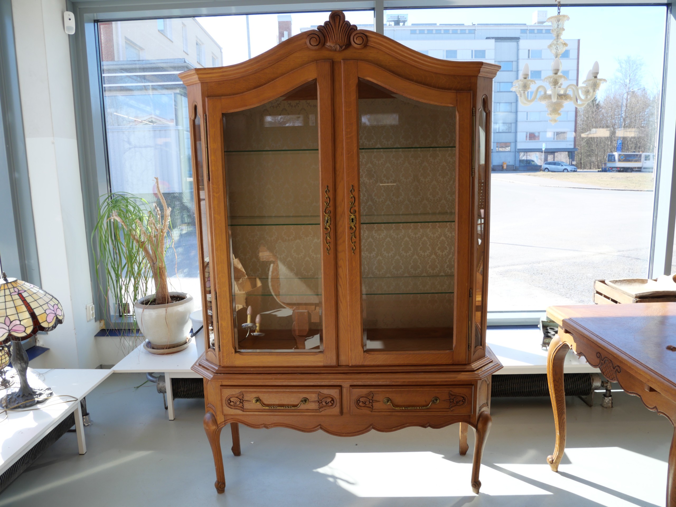 *Vitriinikaappi - Huutokauppa Ekman