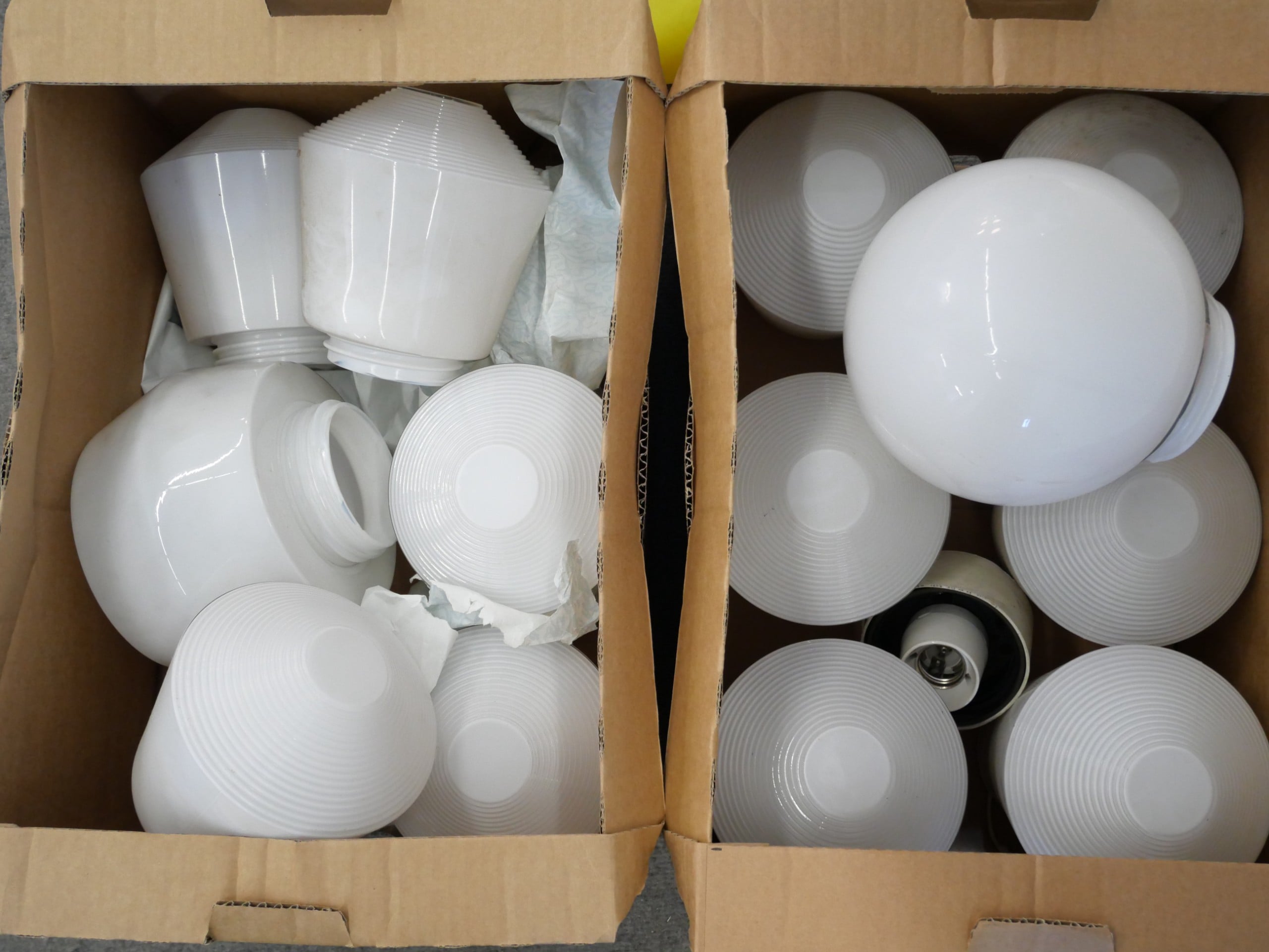 Valaisimen kuvut ym. - Huutokauppa Ekman