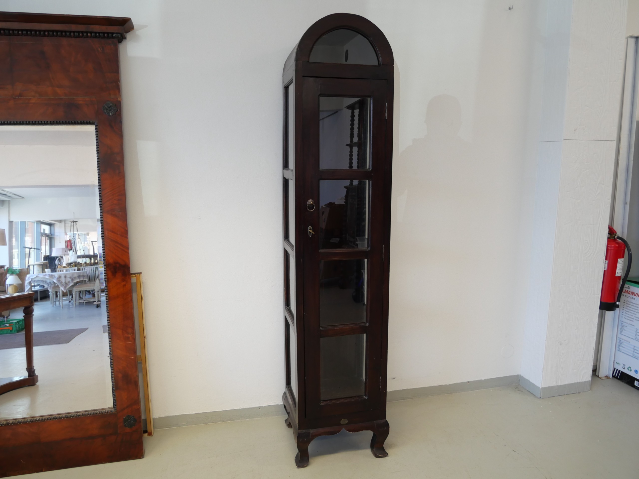*Vitriinikaappi - Huutokauppa Ekman