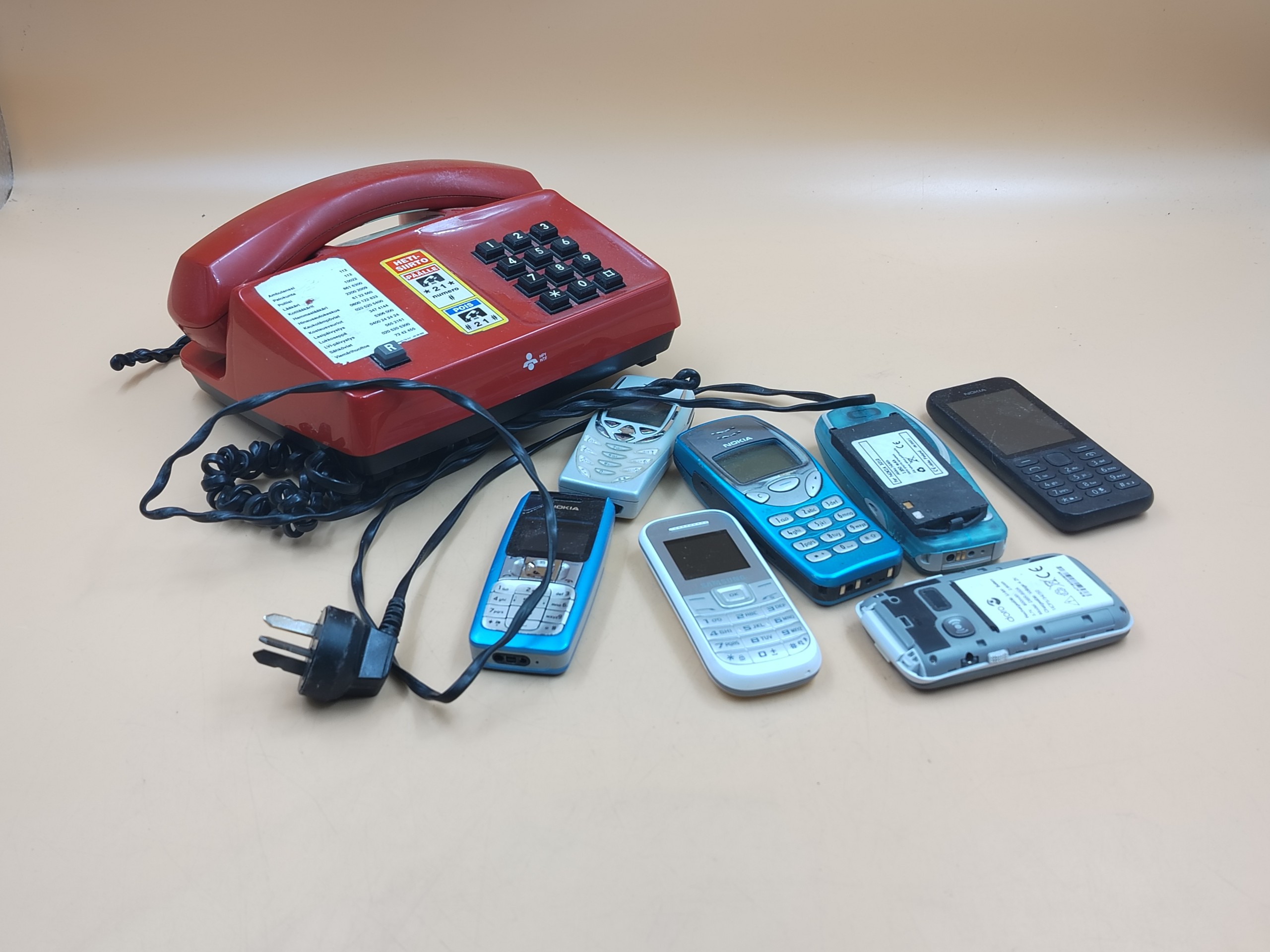 Puhelimet - Huutokauppa Ekman