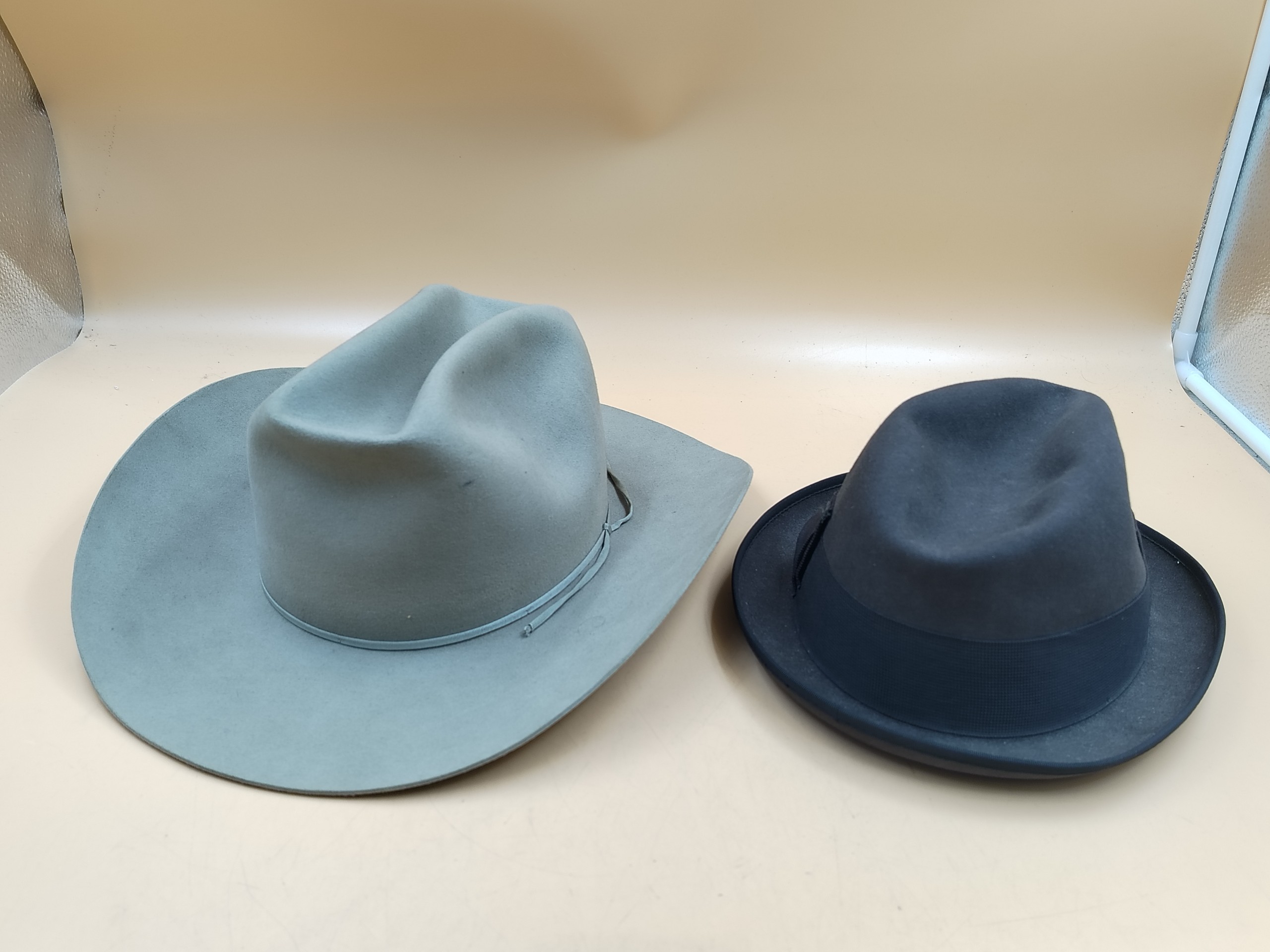 Hatut - Huutokauppa Ekman