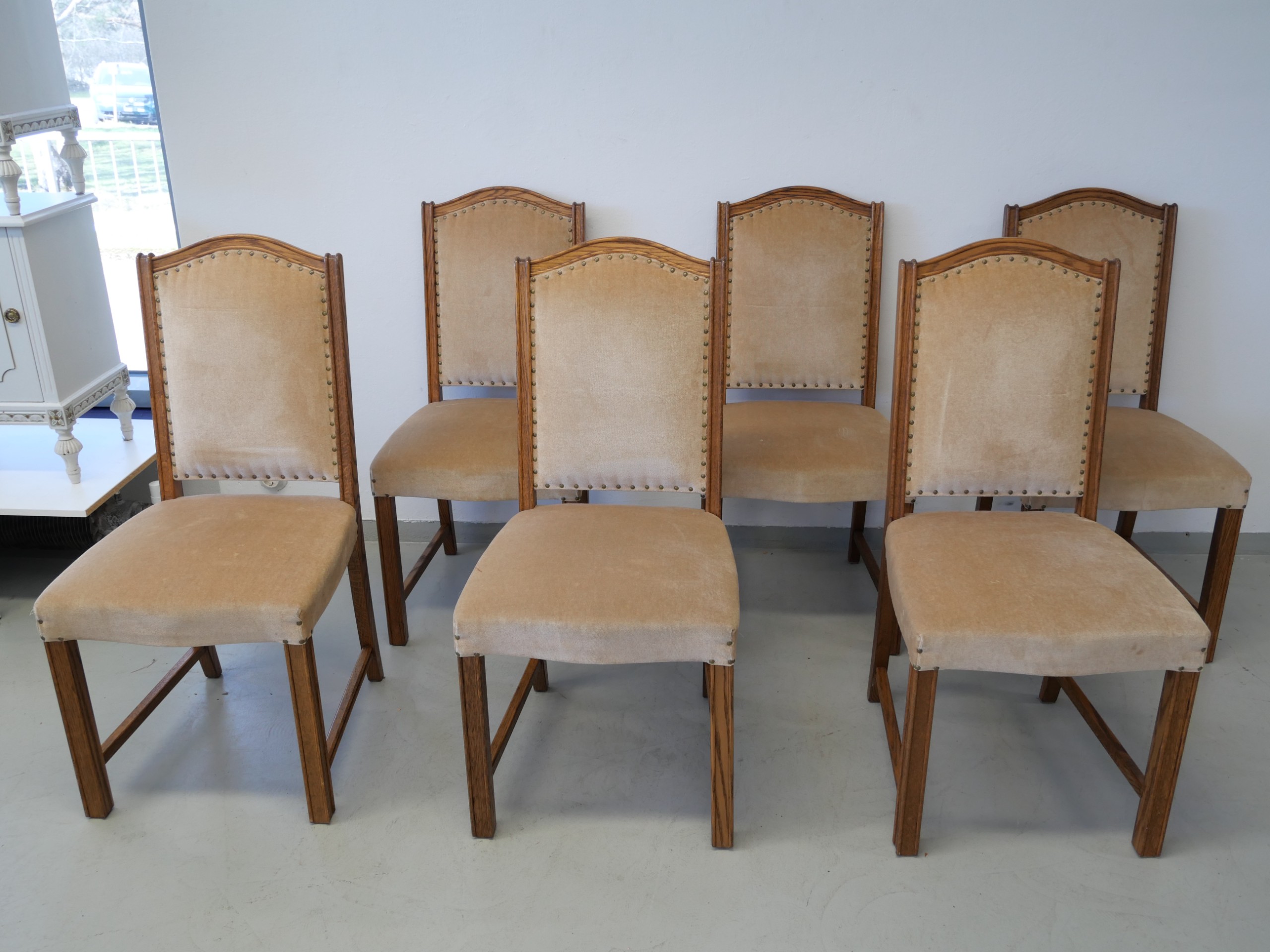 *Kuusi tuolia - Huutokauppa Ekman