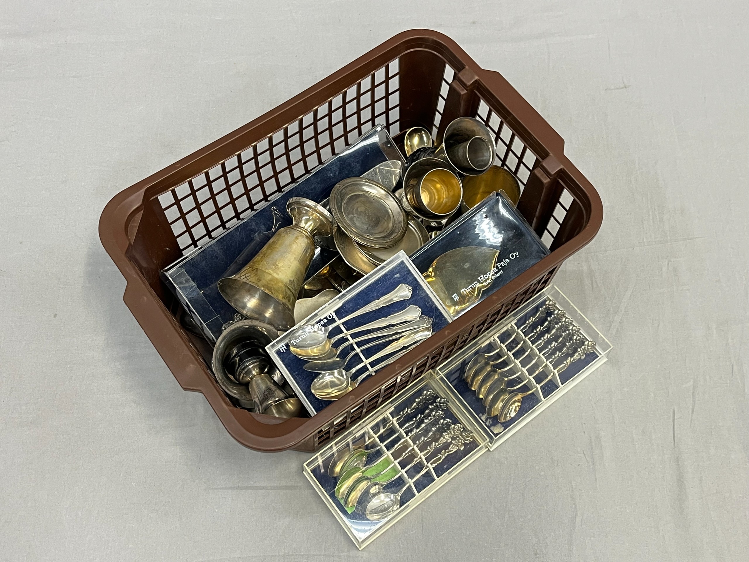 Lusikat, kupit, pokaalit ym - Huutokauppa Ekman