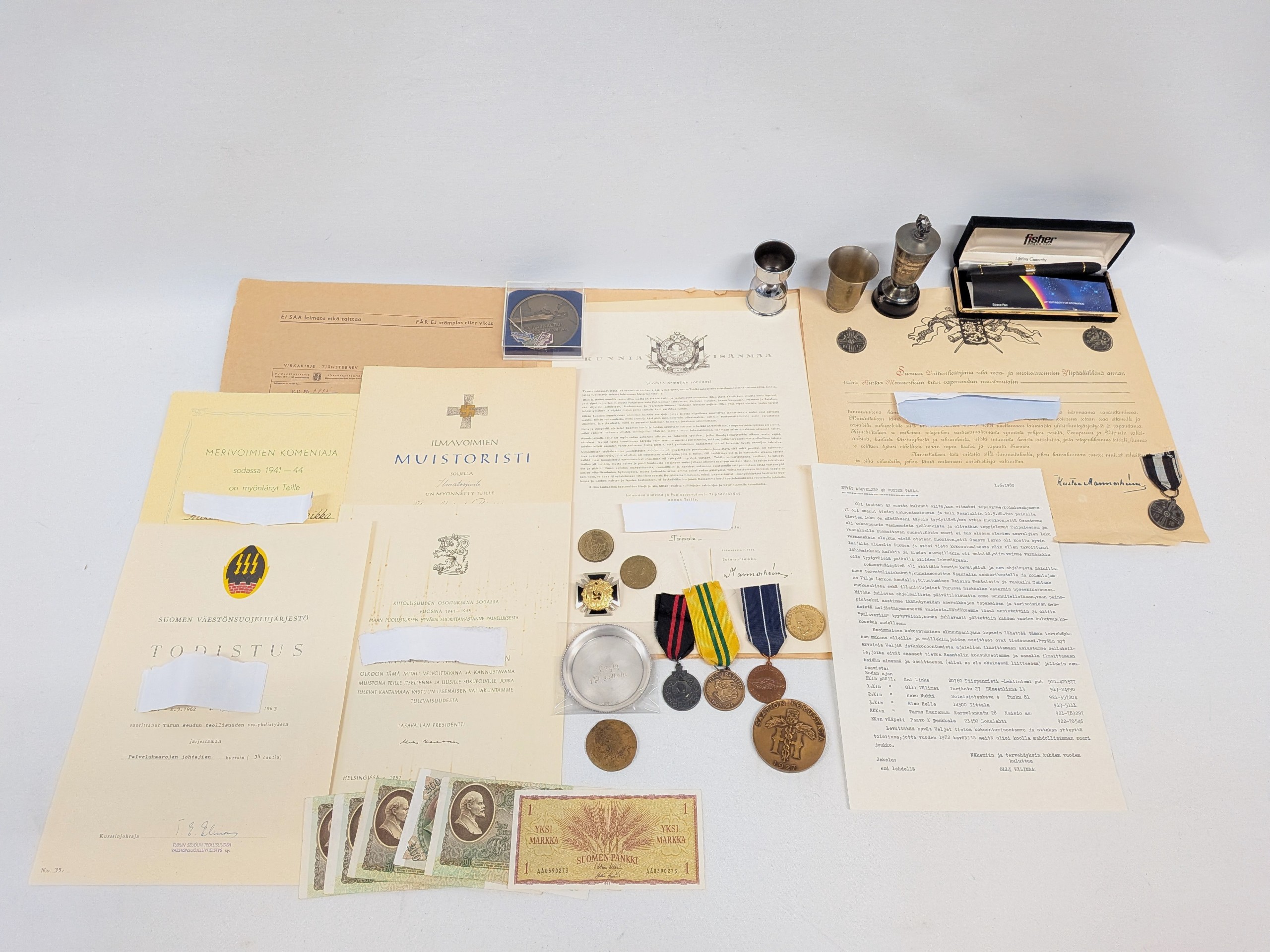 Muistomerkit, kunniakirjat ym. - Huutokauppa Ekman