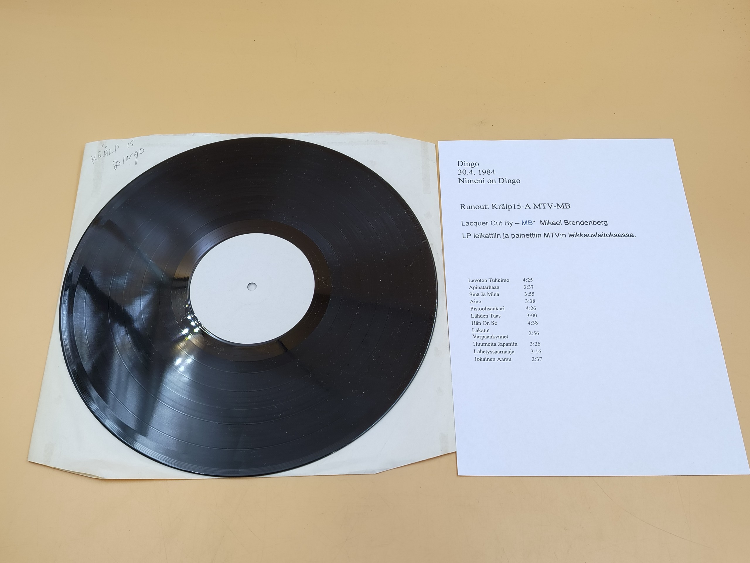 LP-Krälp 15 White Lapel Dingo - Huutokauppa Ekman