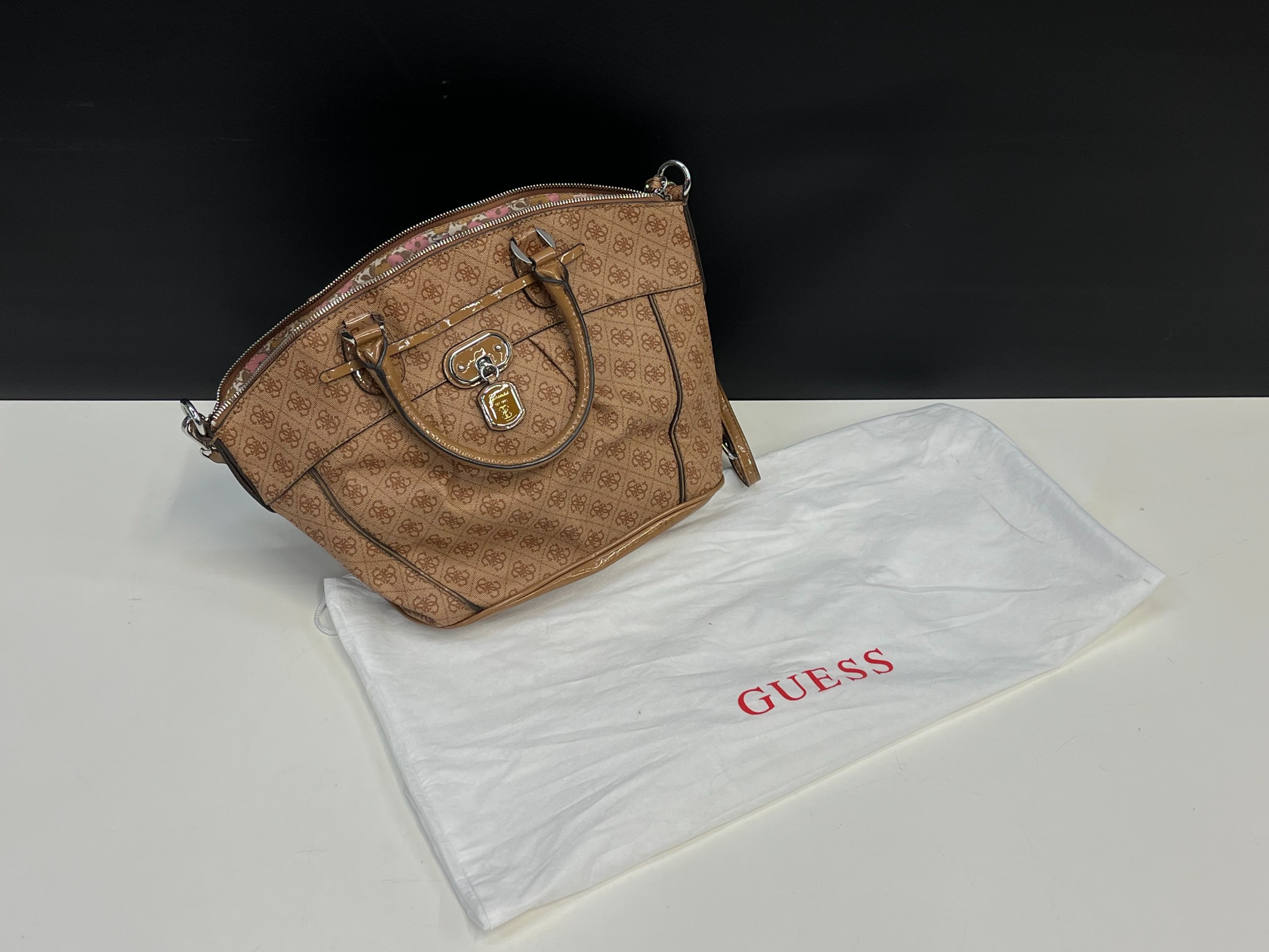 Guess - Huutokauppa Ekman
